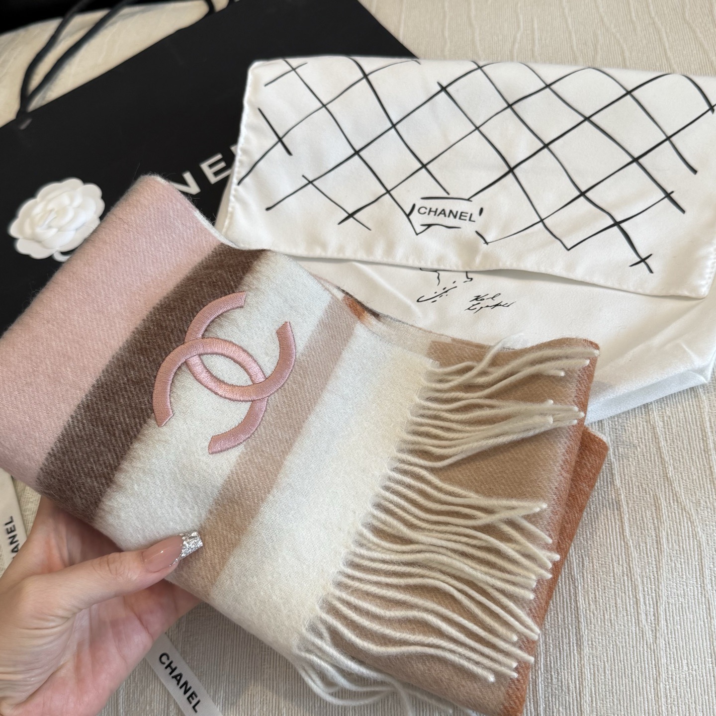 🆕 【CHANEL·香奈儿 】喜欢有颜值，高质量的亲可入手，名媛单品，无论怎么搭配都是满满的气质感，100%极品山羊绒水