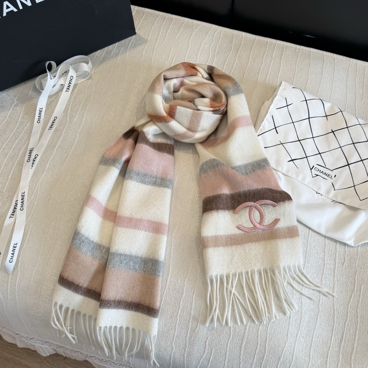 🆕 【CHANEL·香奈儿 】喜欢有颜值，高质量的亲可入手，名媛单品，无论怎么搭配都是满满的气质感，100%极品山羊绒水