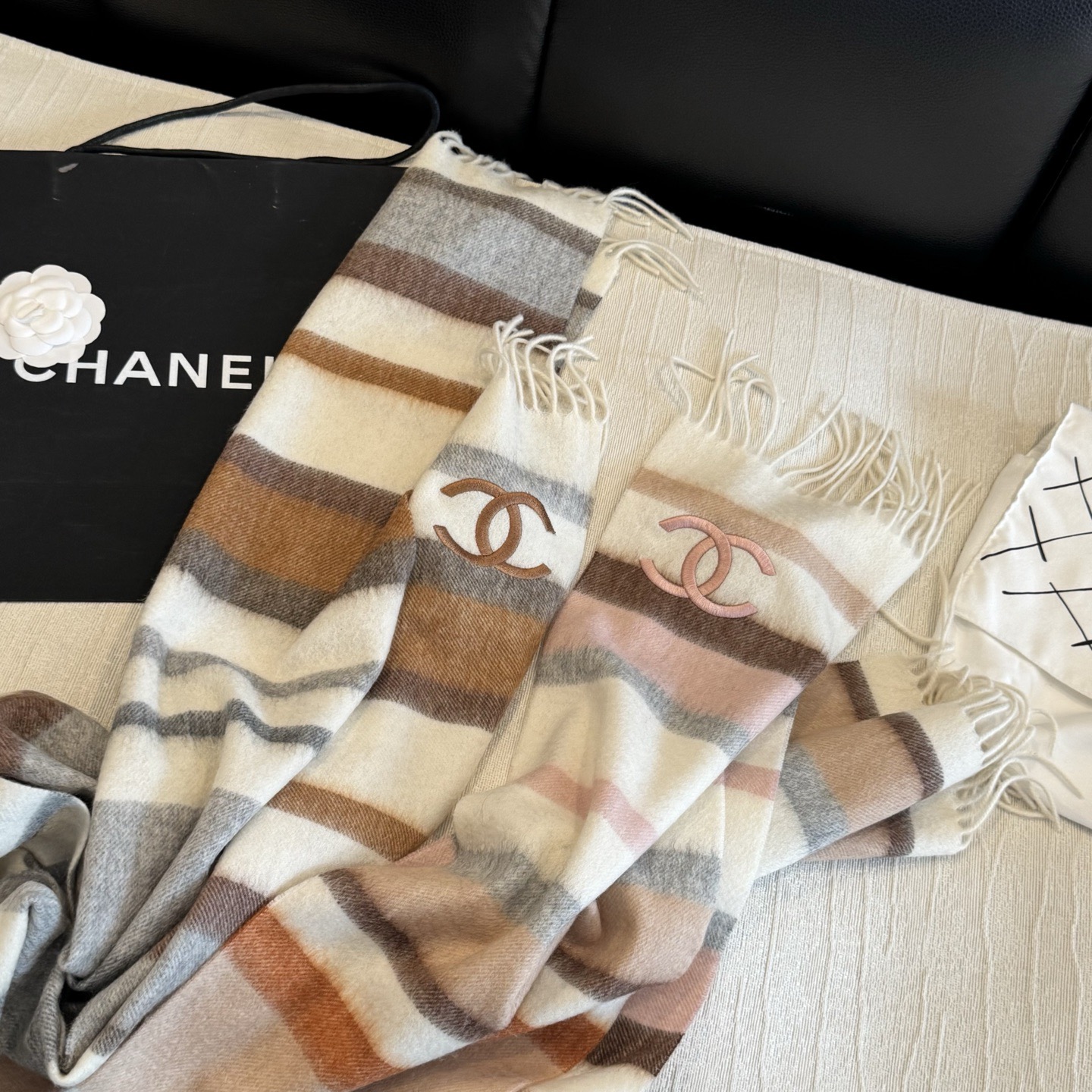 🆕 【CHANEL·香奈儿 】喜欢有颜值，高质量的亲可入手，名媛单品，无论怎么搭配都是满满的气质感，100%极品山羊绒水