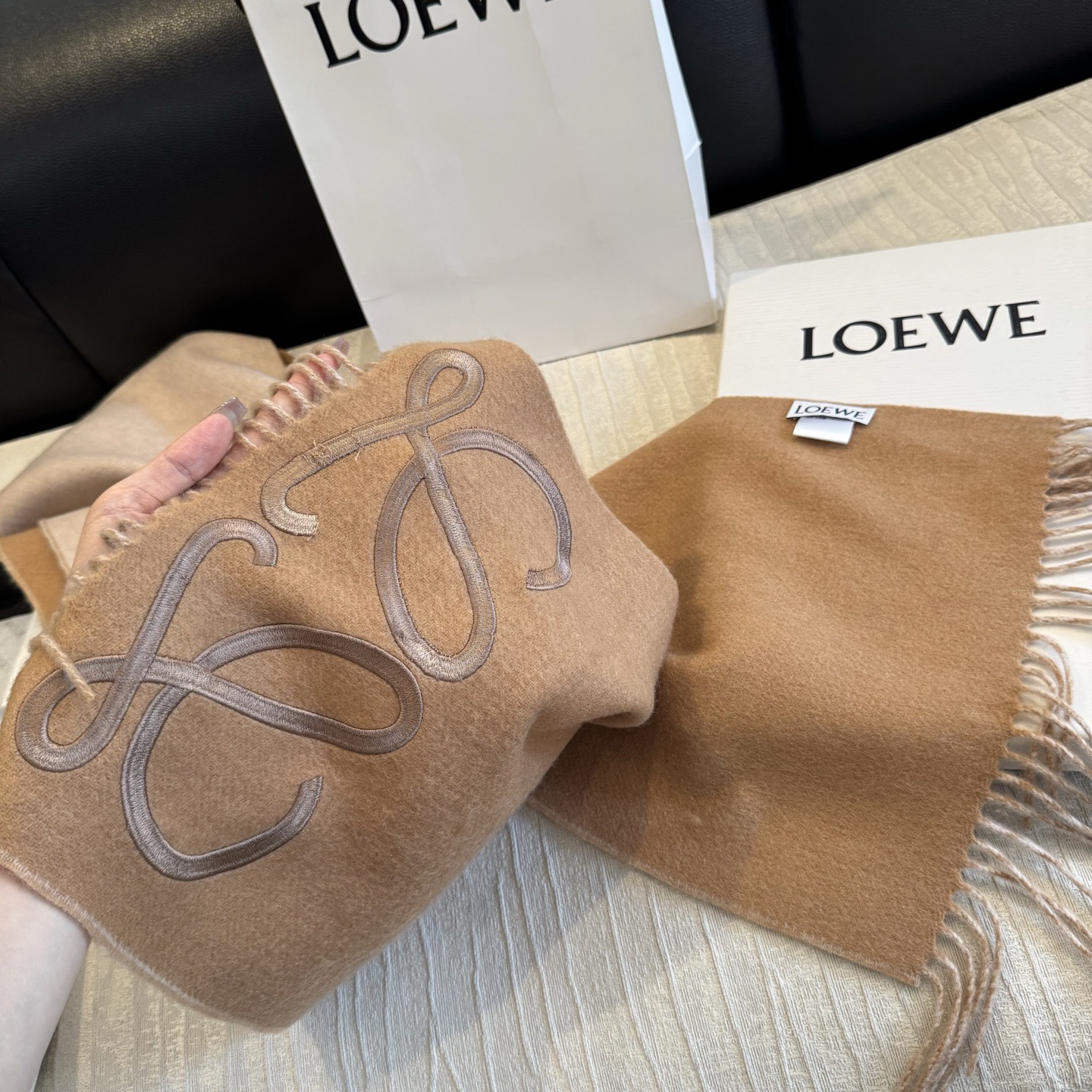 上新！Loewe · 罗意威️难得一见的温柔配色，低调又不失优雅❗️】重点推荐❗️双面配色，一条围巾两种风格搭配，高级舒
