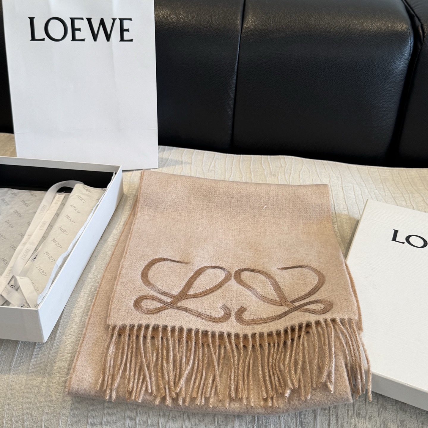 上新！Loewe · 罗意威️难得一见的温柔配色，低调又不失优雅❗️】重点推荐❗️双面配色，一条围巾两种风格搭配，高级舒