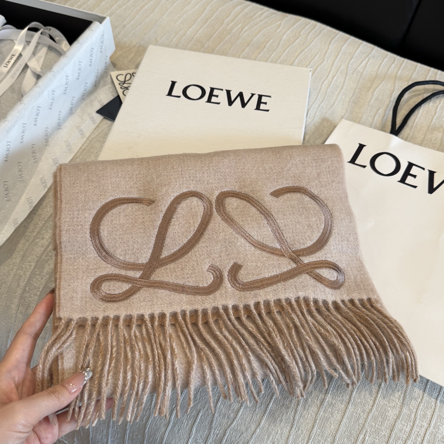 上新！Loewe · 罗意威️难得一见的温柔配色，低调又不失优雅❗️】重点推荐❗️双面配色，一条围巾两种风格搭配，高级舒