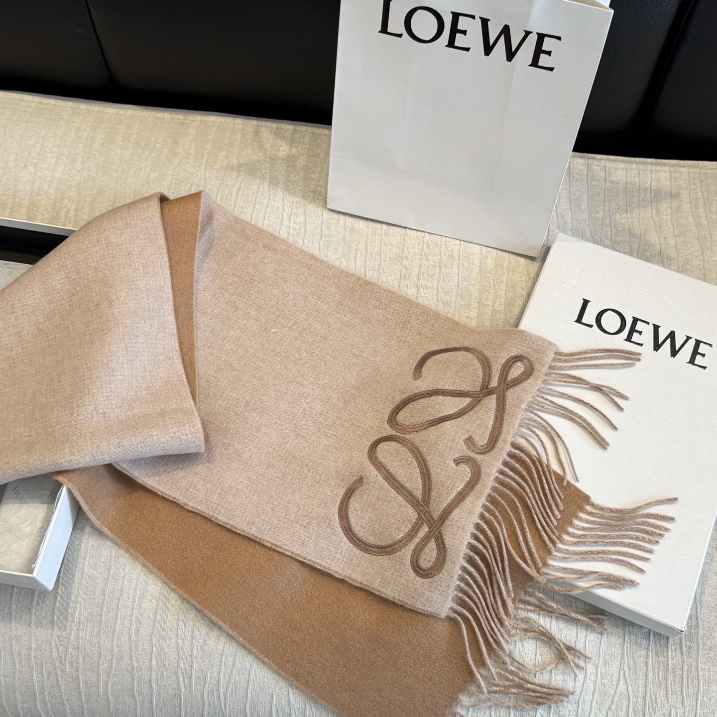 上新！Loewe · 罗意威️难得一见的温柔配色，低调又不失优雅❗️】重点推荐❗️双面配色，一条围巾两种风格搭配，高级舒