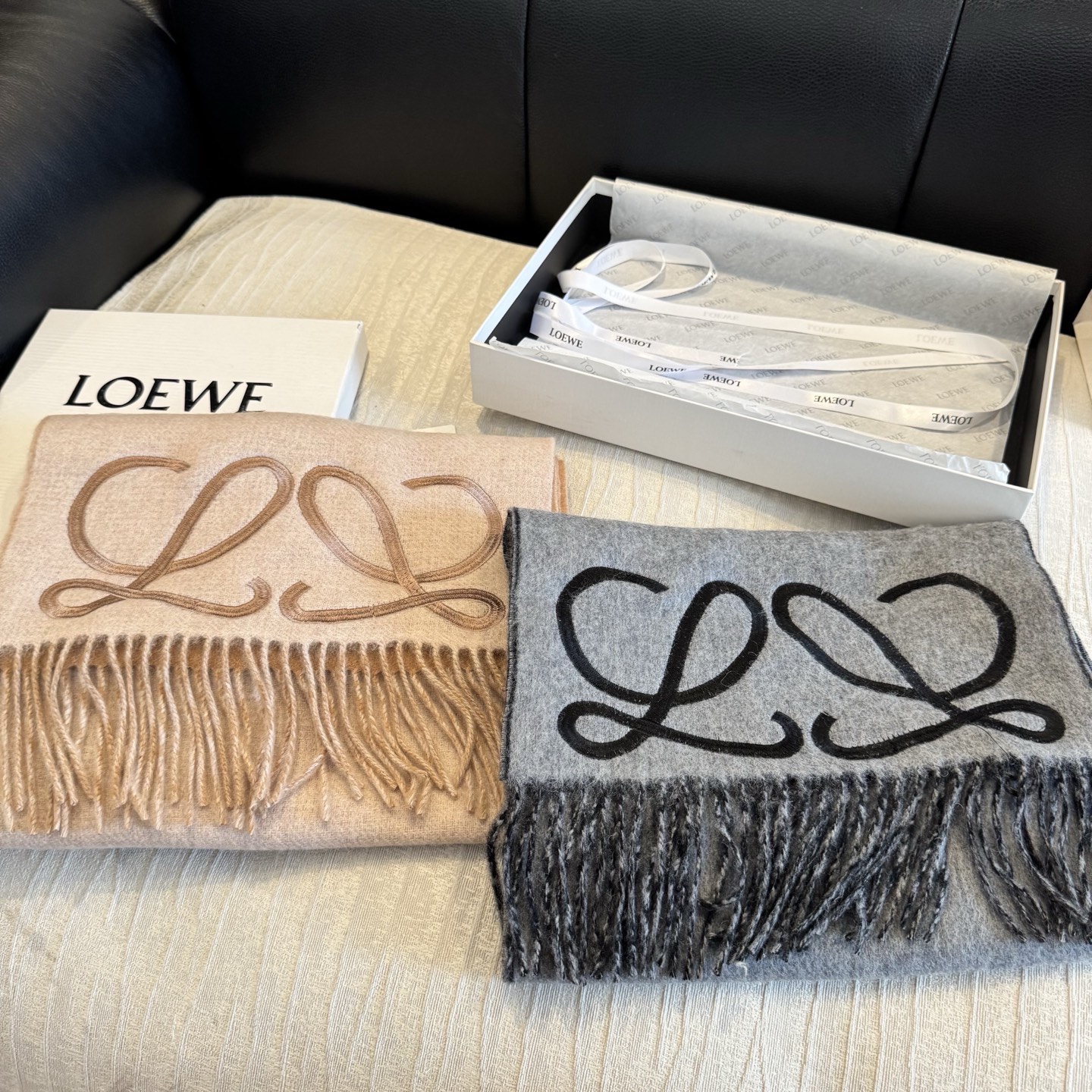 上新！Loewe · 罗意威️难得一见的温柔配色，低调又不失优雅❗️】重点推荐❗️双面配色，一条围巾两种风格搭配，高级舒