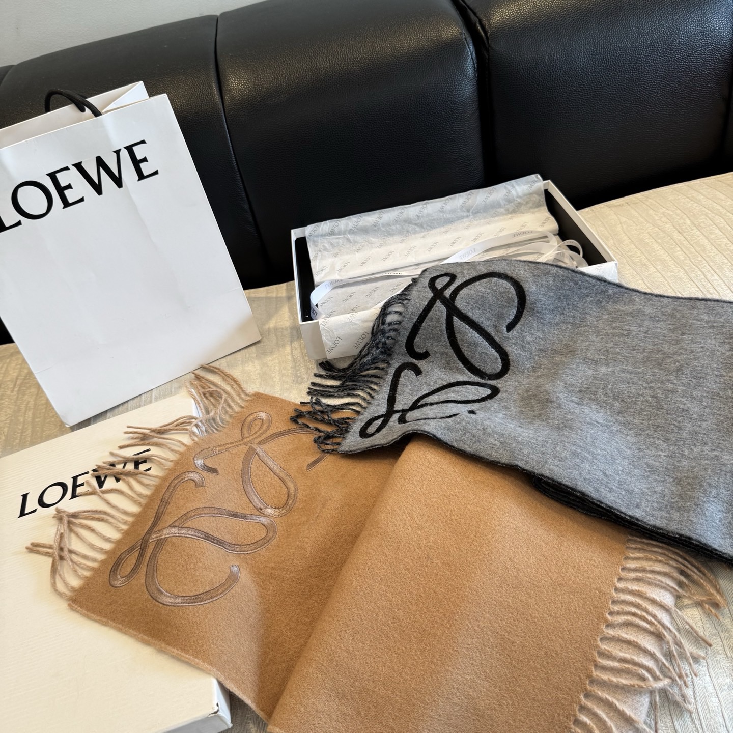 上新！Loewe · 罗意威️难得一见的温柔配色，低调又不失优雅❗️】重点推荐❗️双面配色，一条围巾两种风格搭配，高级舒