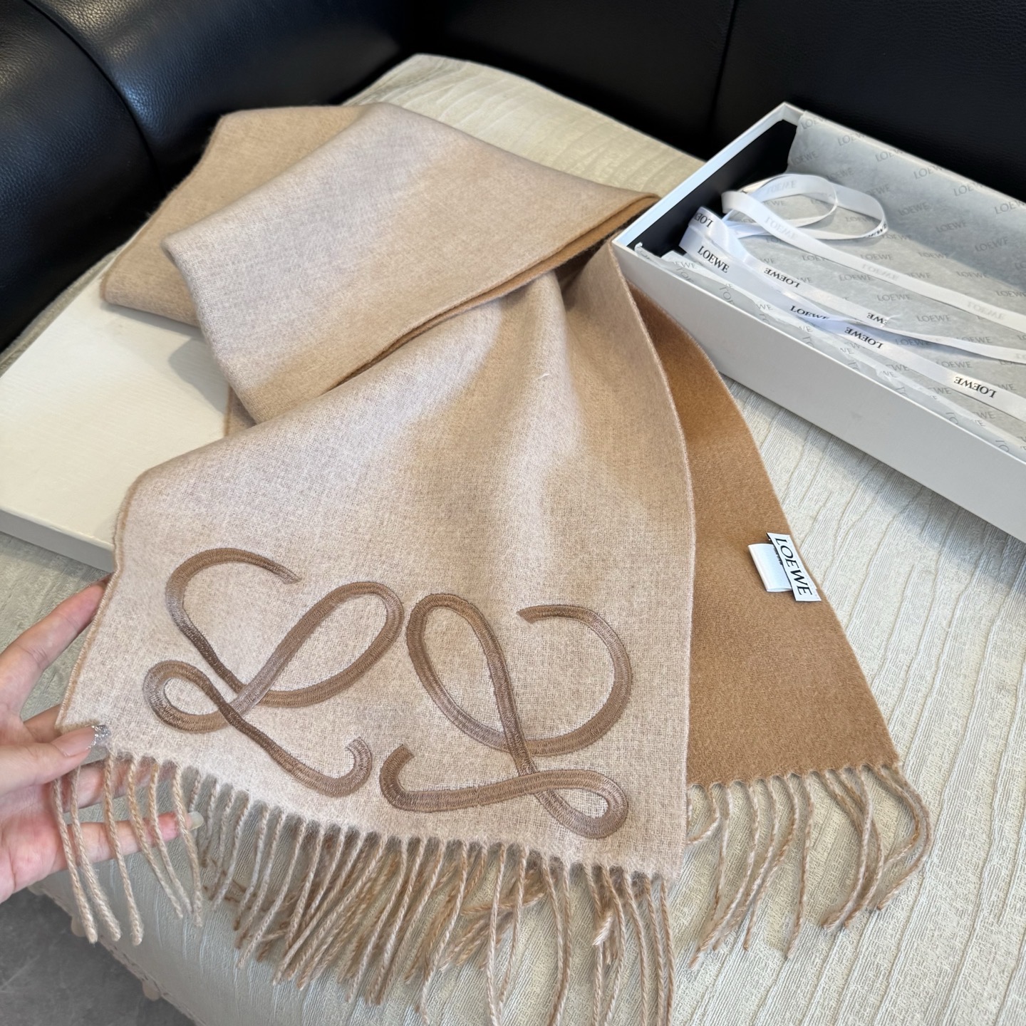 上新！Loewe · 罗意威️难得一见的温柔配色，低调又不失优雅❗️】重点推荐❗️双面配色，一条围巾两种风格搭配，高级舒