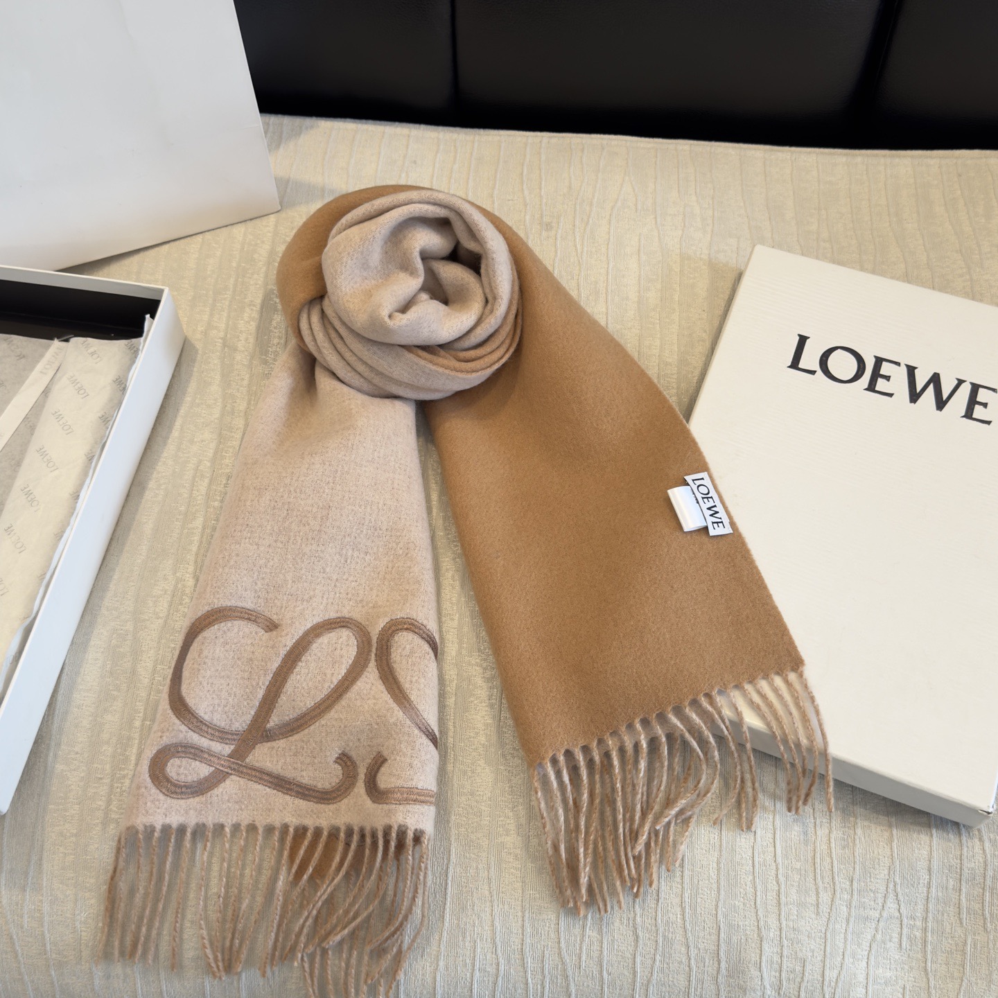 上新！Loewe · 罗意威️难得一见的温柔配色，低调又不失优雅❗️】重点推荐❗️双面配色，一条围巾两种风格搭配，高级舒
