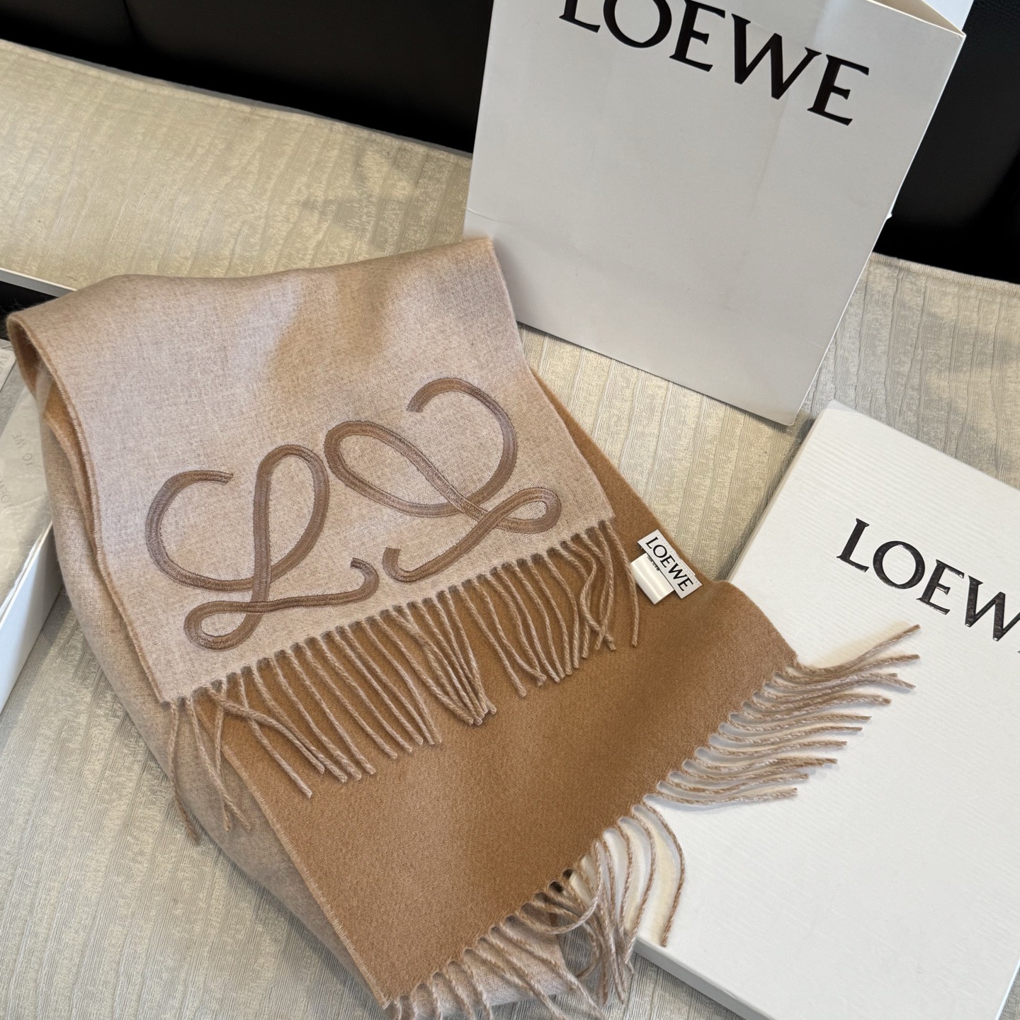 上新！Loewe · 罗意威️难得一见的温柔配色，低调又不失优雅❗️】重点推荐❗️双面配色，一条围巾两种风格搭配，高级舒