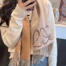 上新!Loewe · 罗意威️难得一见的温柔配色,低调又不失优雅❗️】重点推荐❗️双面配色,一条围巾两种风格搭配,高级舒 上新!Loewe · 罗意威️难得一见的温柔配色,低调又不失优雅❗️】重点推荐❗️双面配色,一条围巾两种风格搭配,高级舒
