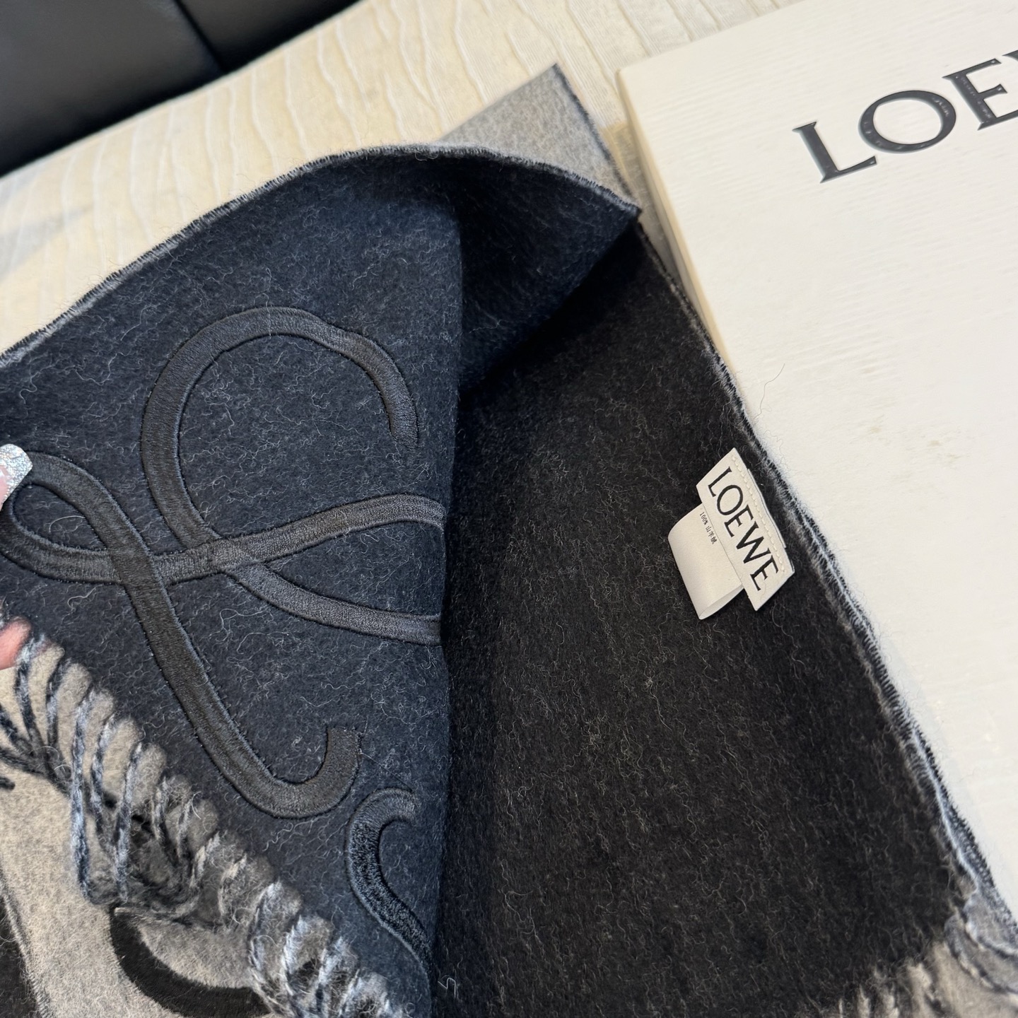 上新！Loewe · 罗意威️难得一见的温柔配色，低调又不失优雅❗️】重点推荐❗️双面配色，一条围巾两种风格搭配，高级舒