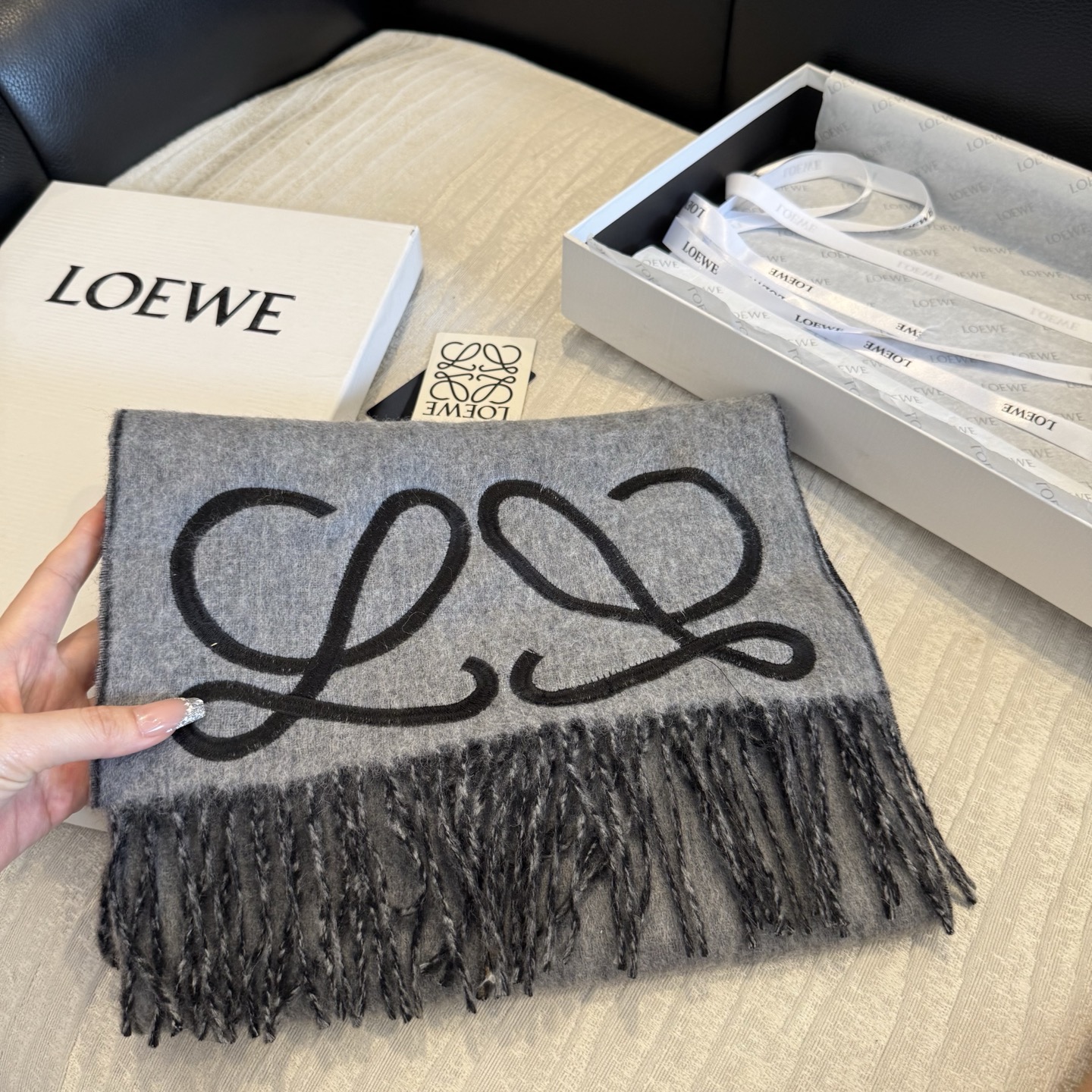 上新！Loewe · 罗意威️难得一见的温柔配色，低调又不失优雅❗️】重点推荐❗️双面配色，一条围巾两种风格搭配，高级舒