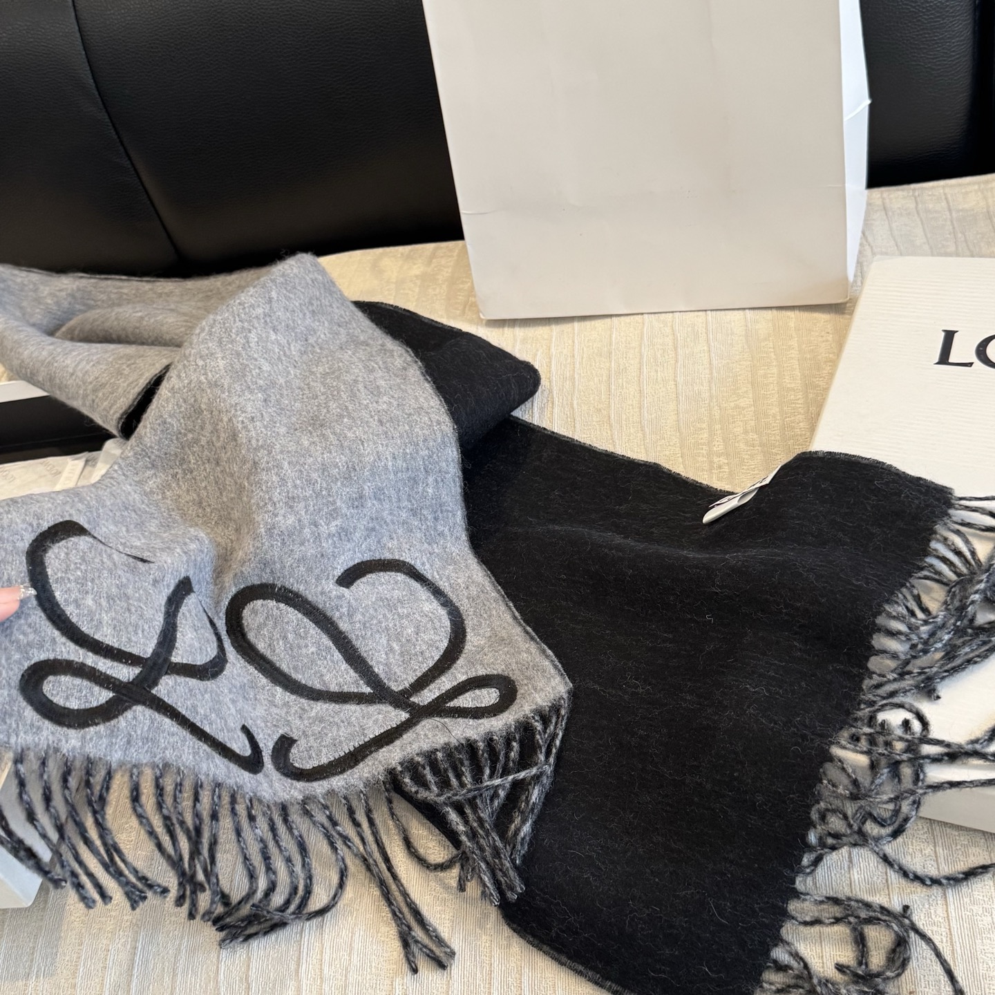 上新！Loewe · 罗意威️难得一见的温柔配色，低调又不失优雅❗️】重点推荐❗️双面配色，一条围巾两种风格搭配，高级舒