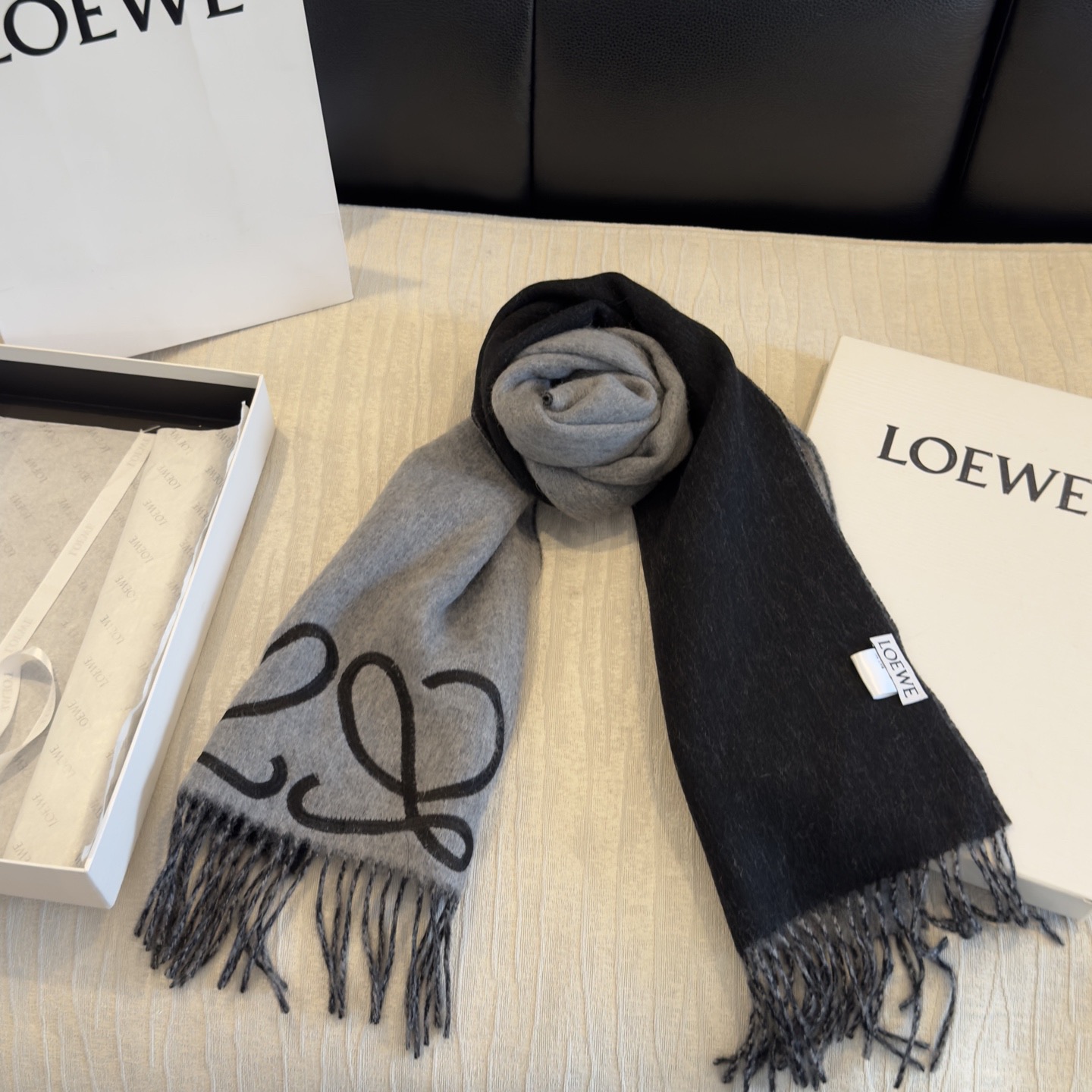 上新！Loewe · 罗意威️难得一见的温柔配色，低调又不失优雅❗️】重点推荐❗️双面配色，一条围巾两种风格搭配，高级舒