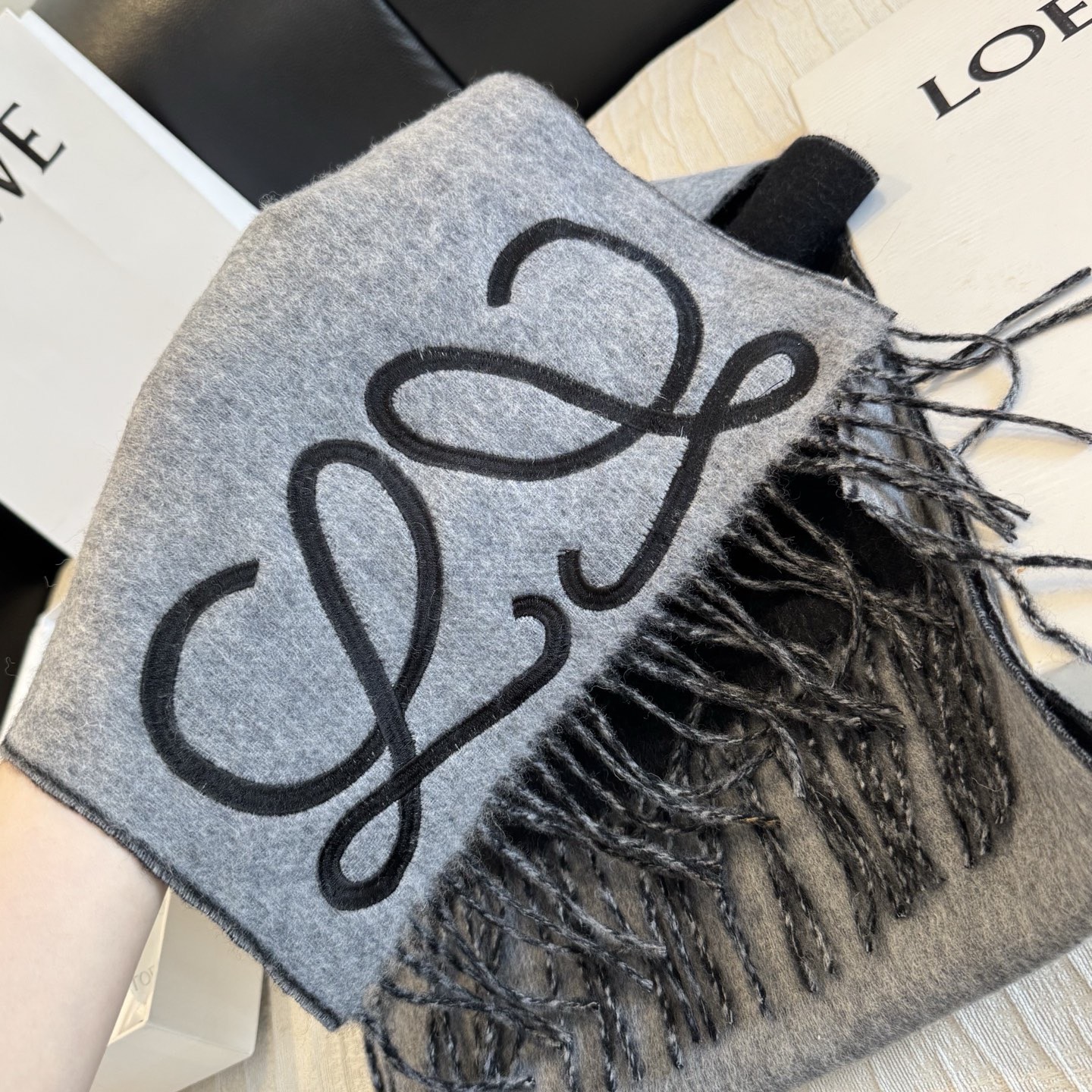 上新！Loewe · 罗意威️难得一见的温柔配色，低调又不失优雅❗️】重点推荐❗️双面配色，一条围巾两种风格搭配，高级舒