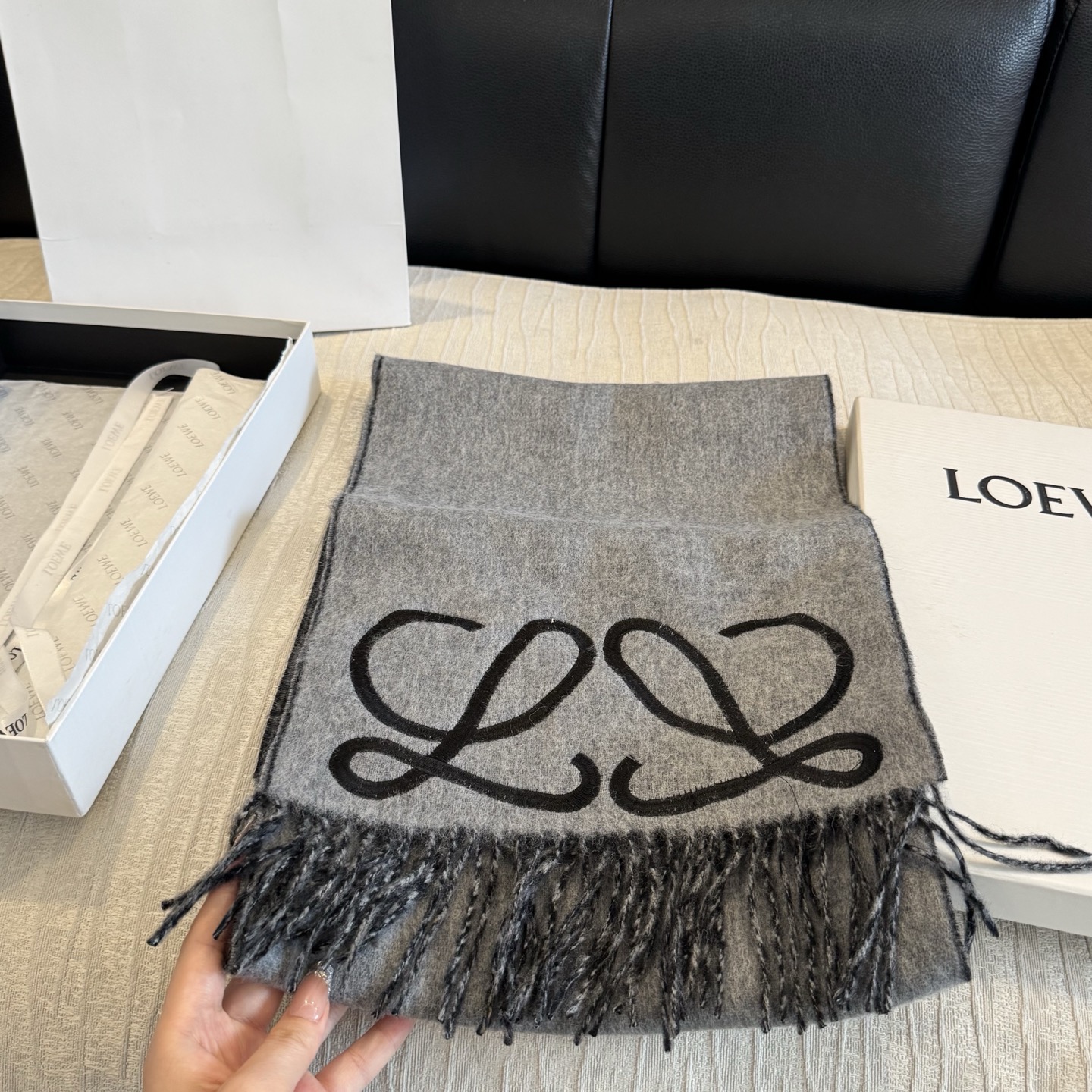 上新！Loewe · 罗意威️难得一见的温柔配色，低调又不失优雅❗️】重点推荐❗️双面配色，一条围巾两种风格搭配，高级舒