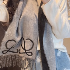 上新!Loewe · 罗意威️难得一见的温柔配色,低调又不失优雅❗️】重点推荐❗️双面配色,一条围巾两种风格搭配,高级舒 上新!Loewe · 罗意威️难得一见的温柔配色,低调又不失优雅❗️】重点推荐❗️双面配色,一条围巾两种风格搭配,高级舒