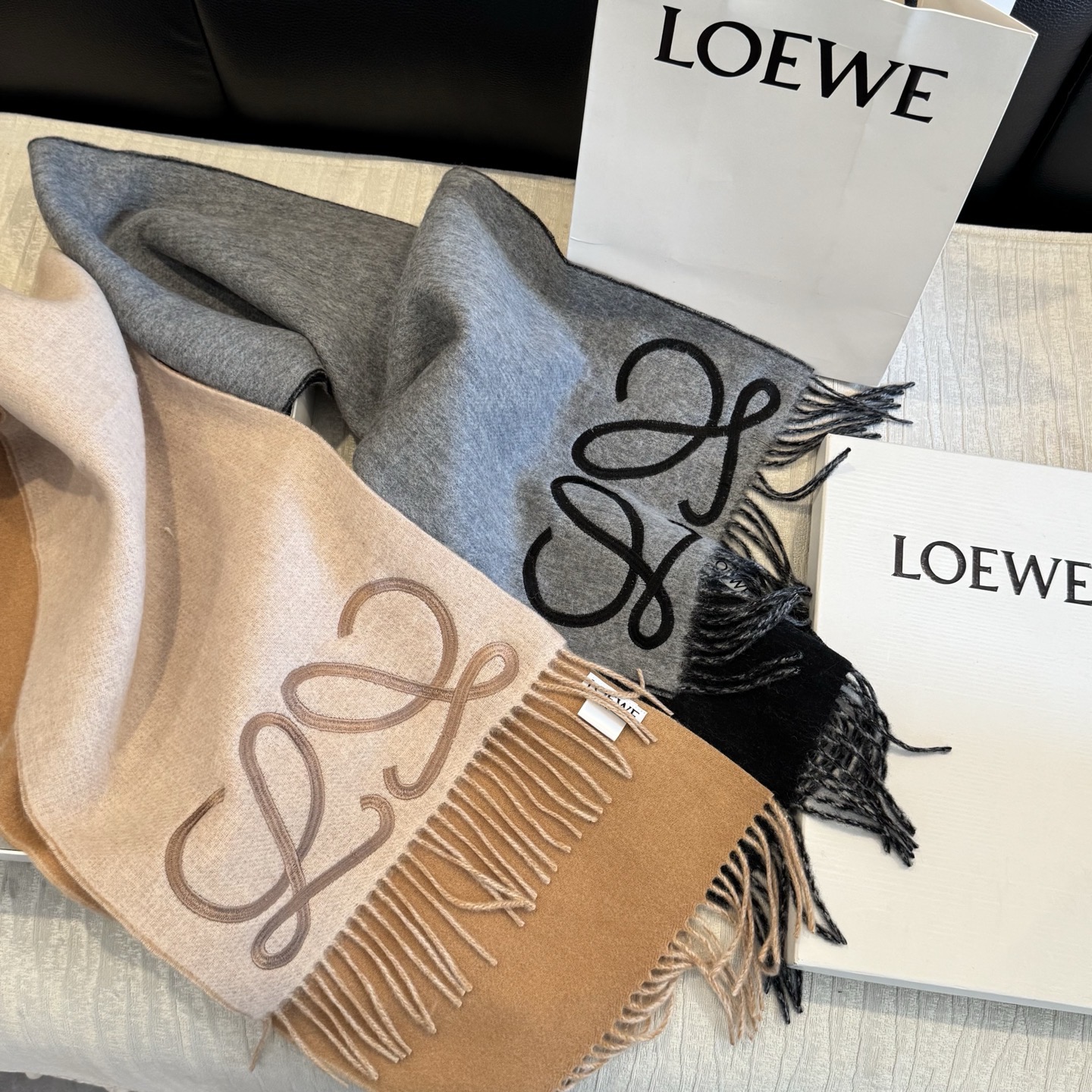 上新！Loewe · 罗意威️难得一见的温柔配色，低调又不失优雅❗️】重点推荐❗️双面配色，一条围巾两种风格搭配，高级舒