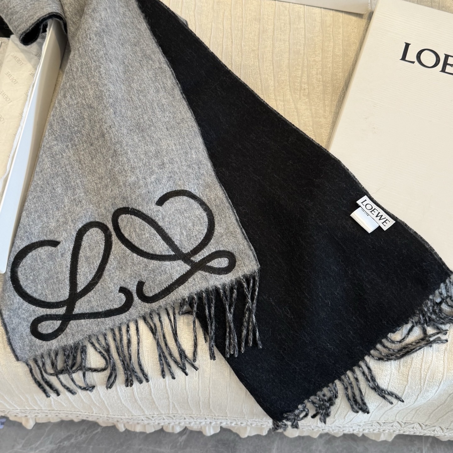 上新！Loewe · 罗意威️难得一见的温柔配色，低调又不失优雅❗️】重点推荐❗️双面配色，一条围巾两种风格搭配，高级舒