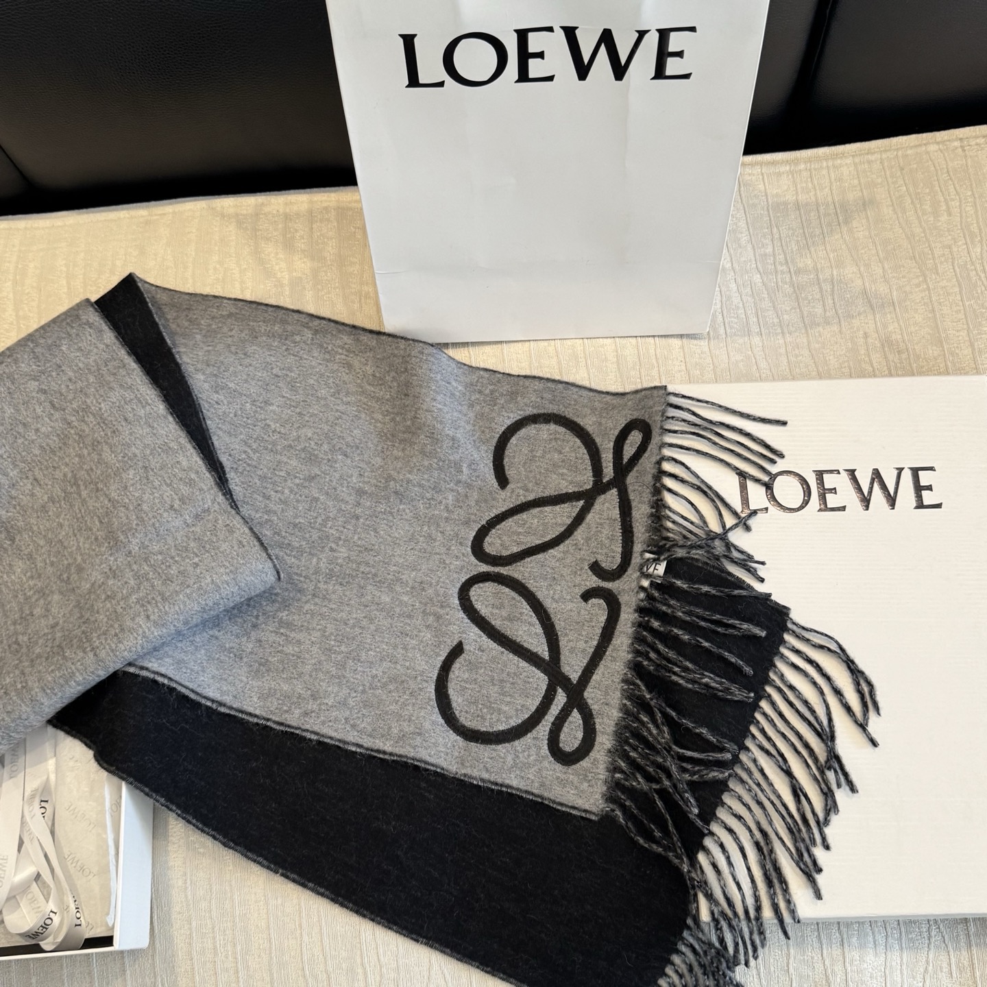上新！Loewe · 罗意威️难得一见的温柔配色，低调又不失优雅❗️】重点推荐❗️双面配色，一条围巾两种风格搭配，高级舒