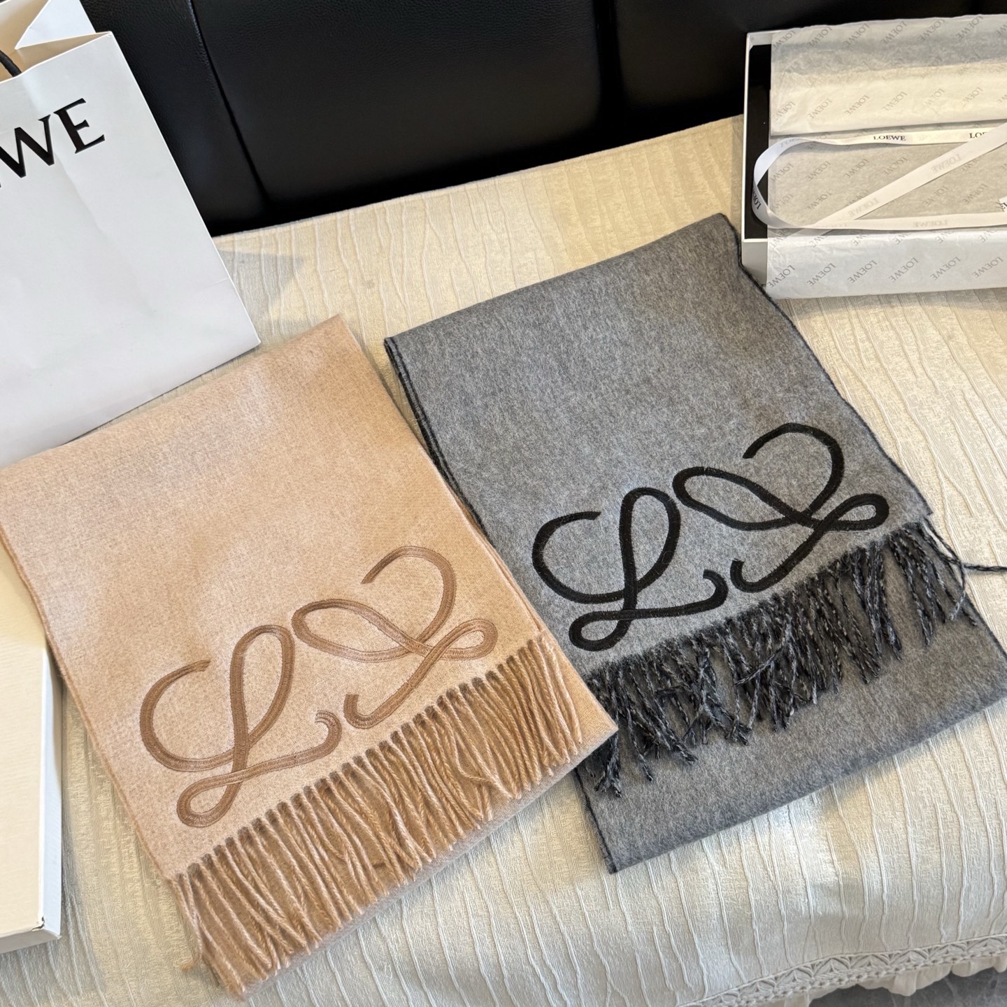 上新！Loewe · 罗意威️难得一见的温柔配色，低调又不失优雅❗️】重点推荐❗️双面配色，一条围巾两种风格搭配，高级舒