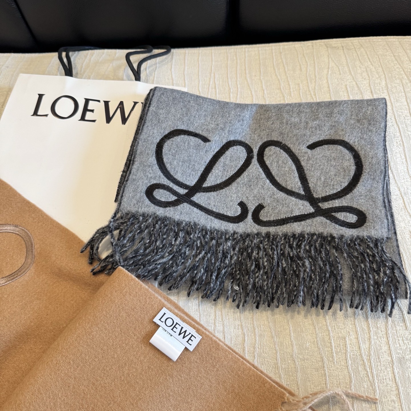 上新！Loewe · 罗意威️难得一见的温柔配色，低调又不失优雅❗️】重点推荐❗️双面配色，一条围巾两种风格搭配，高级舒