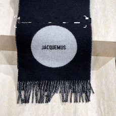 jacquemus 新款千呼万唤始出来!奶茶色和黑灰系实在是太经典的配色了!好看冲就完了~现货秒发!尺寸:180*30c jacquemus 新款千呼万唤始出来!奶茶色和黑灰系实在是太经典的配色了!好看冲就完了~现货秒发!尺寸:180*30c