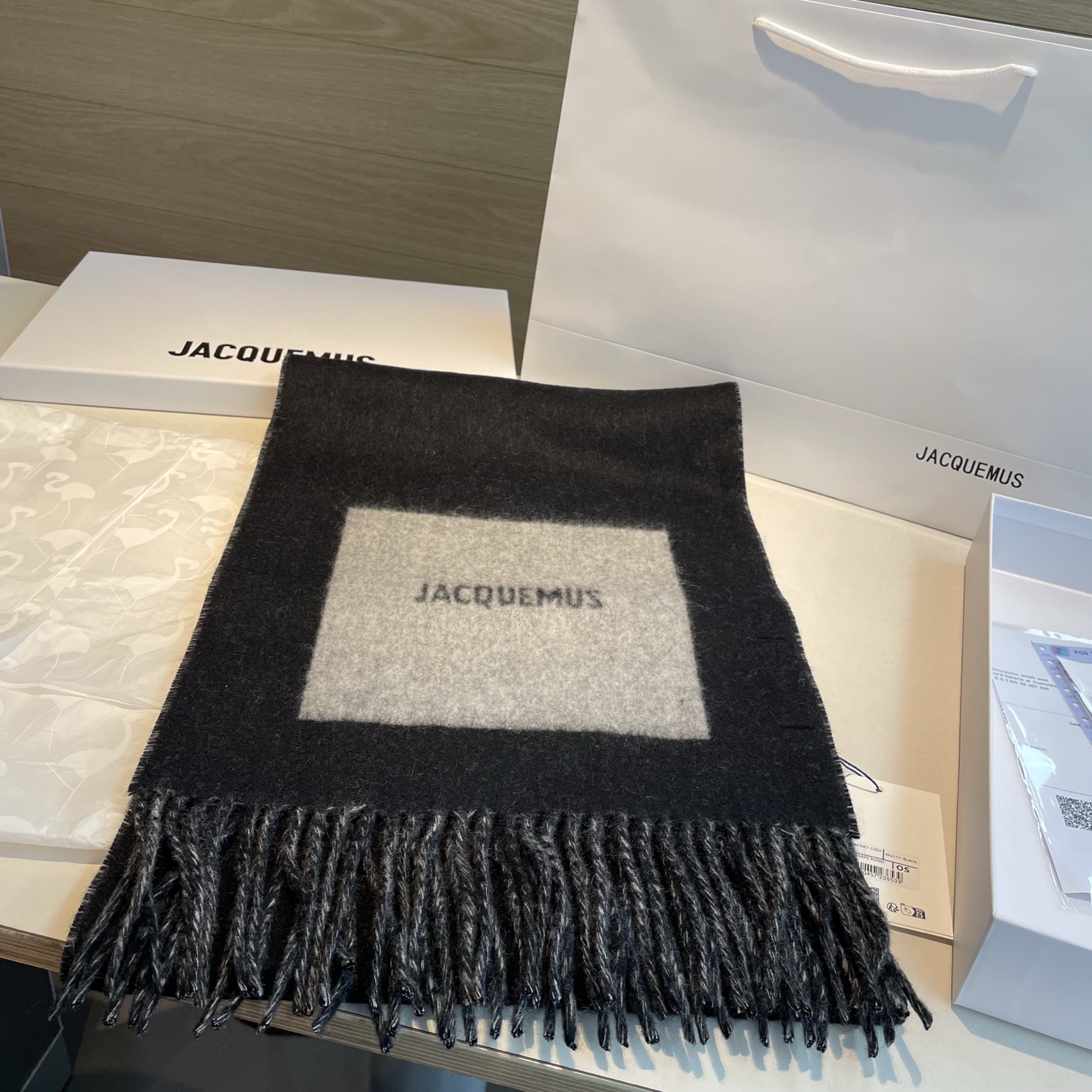 jacquemus 新款千呼万唤始出来！奶茶色和黑灰系实在是太经典的配色了！好看冲就完了～现货秒发！尺寸：180*30c