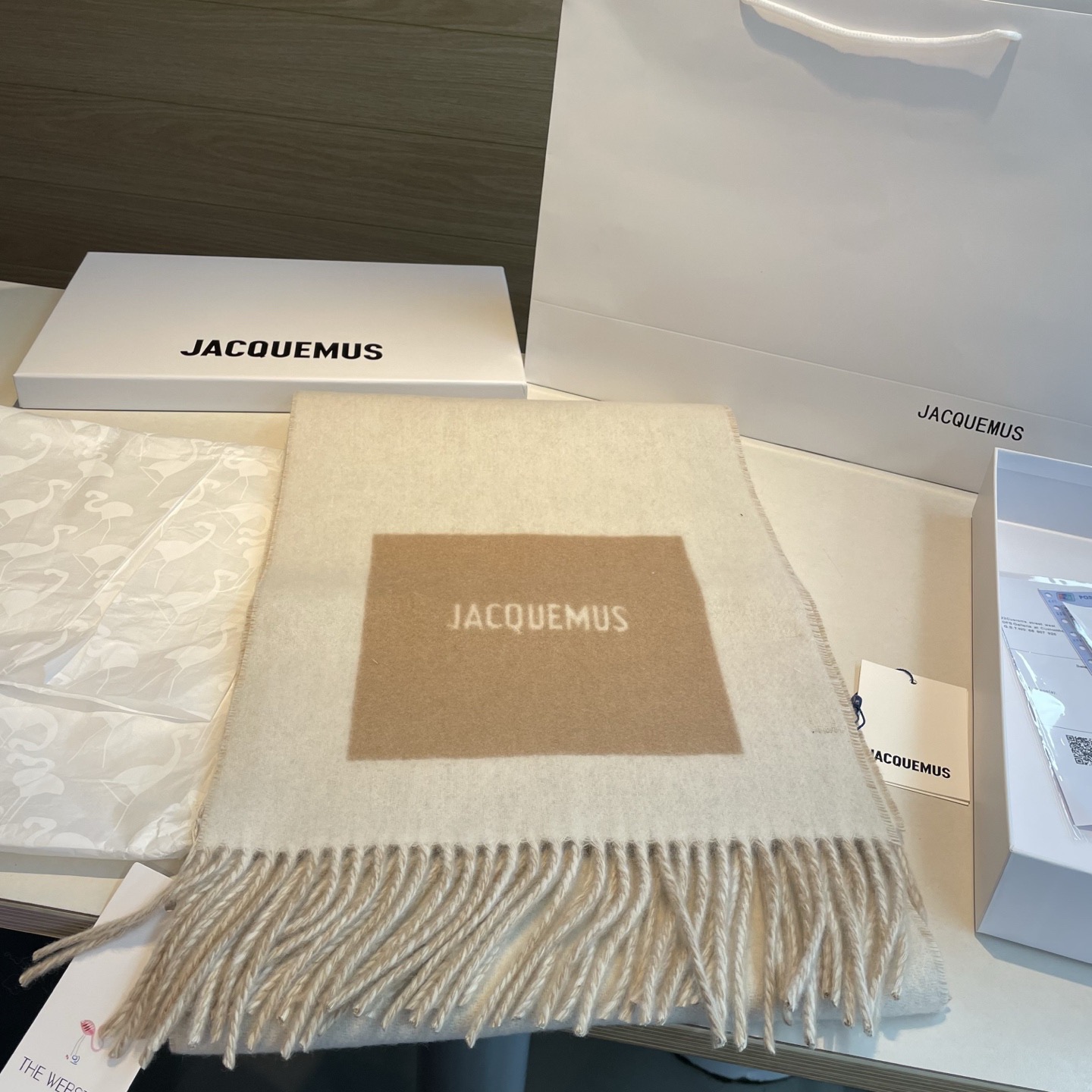 jacquemus 新款千呼万唤始出来！奶茶色和黑灰系实在是太经典的配色了！好看冲就完了～现货秒发！尺寸：180*30c