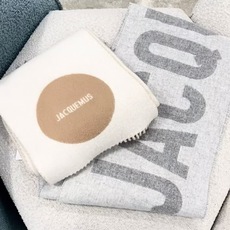 jacquemus 新款千呼万唤始出来!奶茶色和黑灰系实在是太经典的配色了!好看冲就完了~现货秒发!尺寸:180*30c jacquemus 新款千呼万唤始出来!奶茶色和黑灰系实在是太经典的配色了!好看冲就完了~现货秒发!尺寸:180*30c