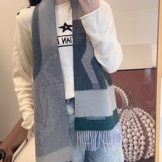 ✨✨爱马仕双面围巾❗好看的要疯掉了,太有型太有魅力了❗❗非常斯文时尚的秋冬单品!真的很喜欢,非常Classical的男款 ✨✨爱马仕双面围巾❗好看的要疯掉了,太有型太有魅力了❗❗非常斯文时尚的秋冬单品!真的很喜欢,非常Classical的男款