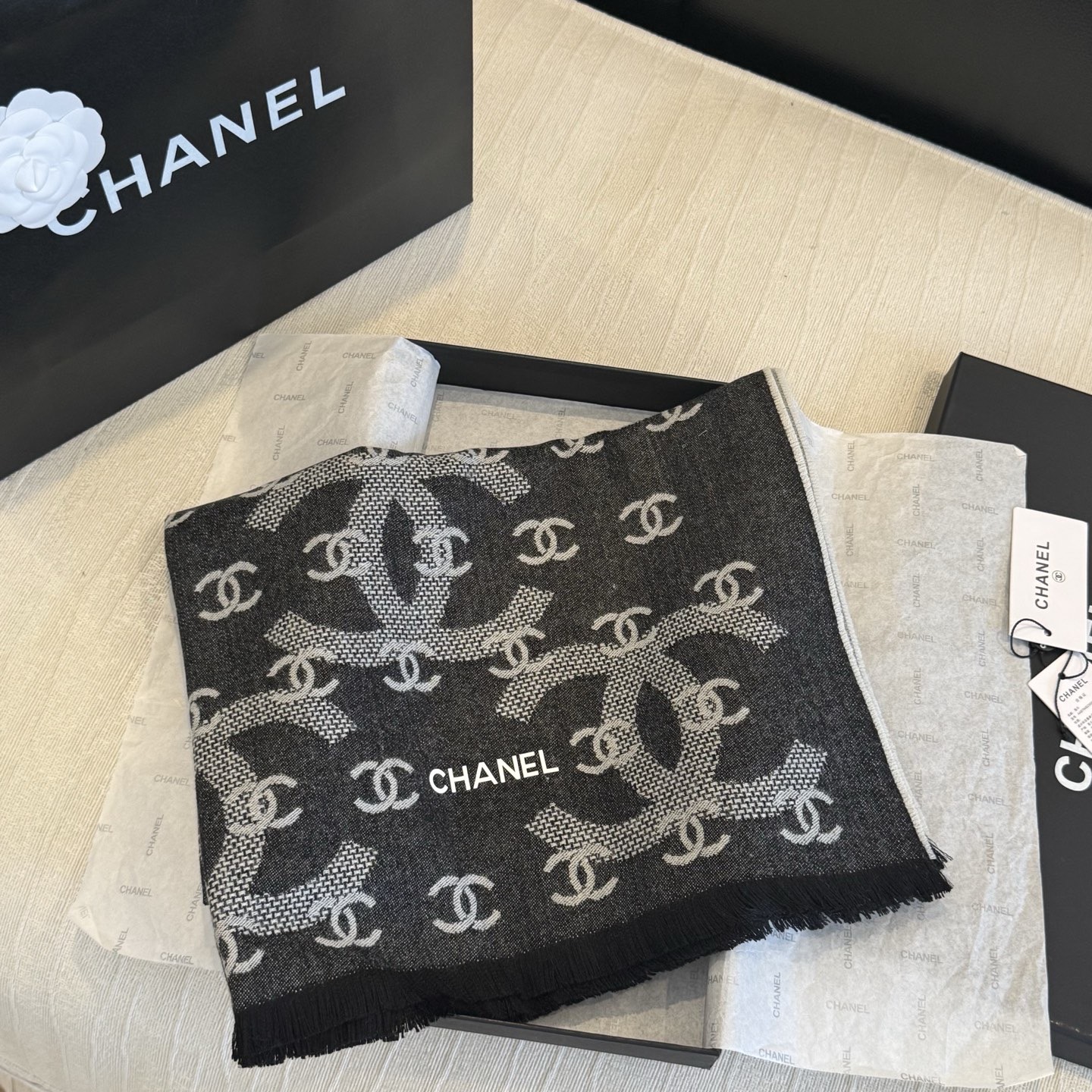 最新款Chanel香香2026新款围巾披肩 双C双面围巾披肩 双面设计 黑灰两色可切换 尺寸：200cm x 70cm 