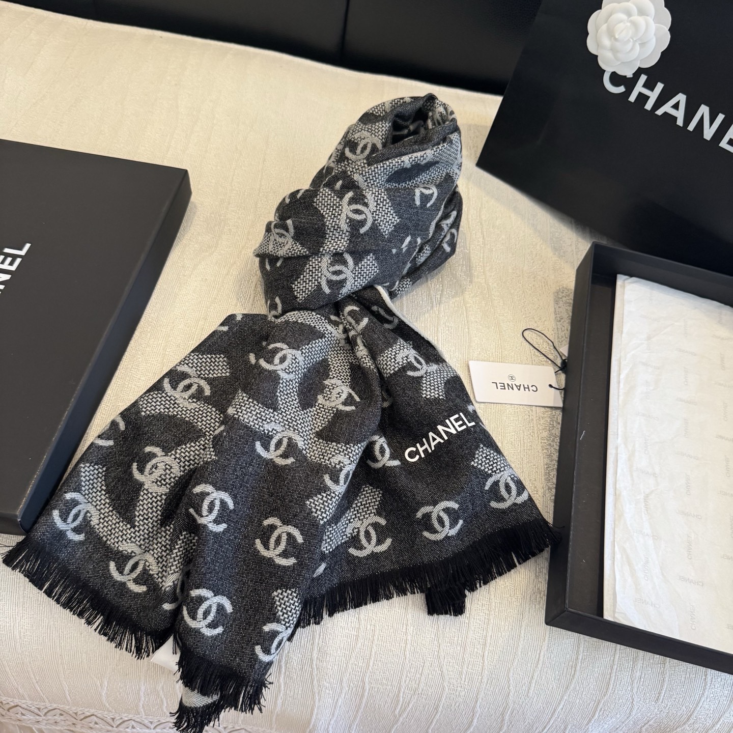 最新款Chanel香香2026新款围巾披肩 双C双面围巾披肩 双面设计 黑灰两色可切换 尺寸：200cm x 70cm 
