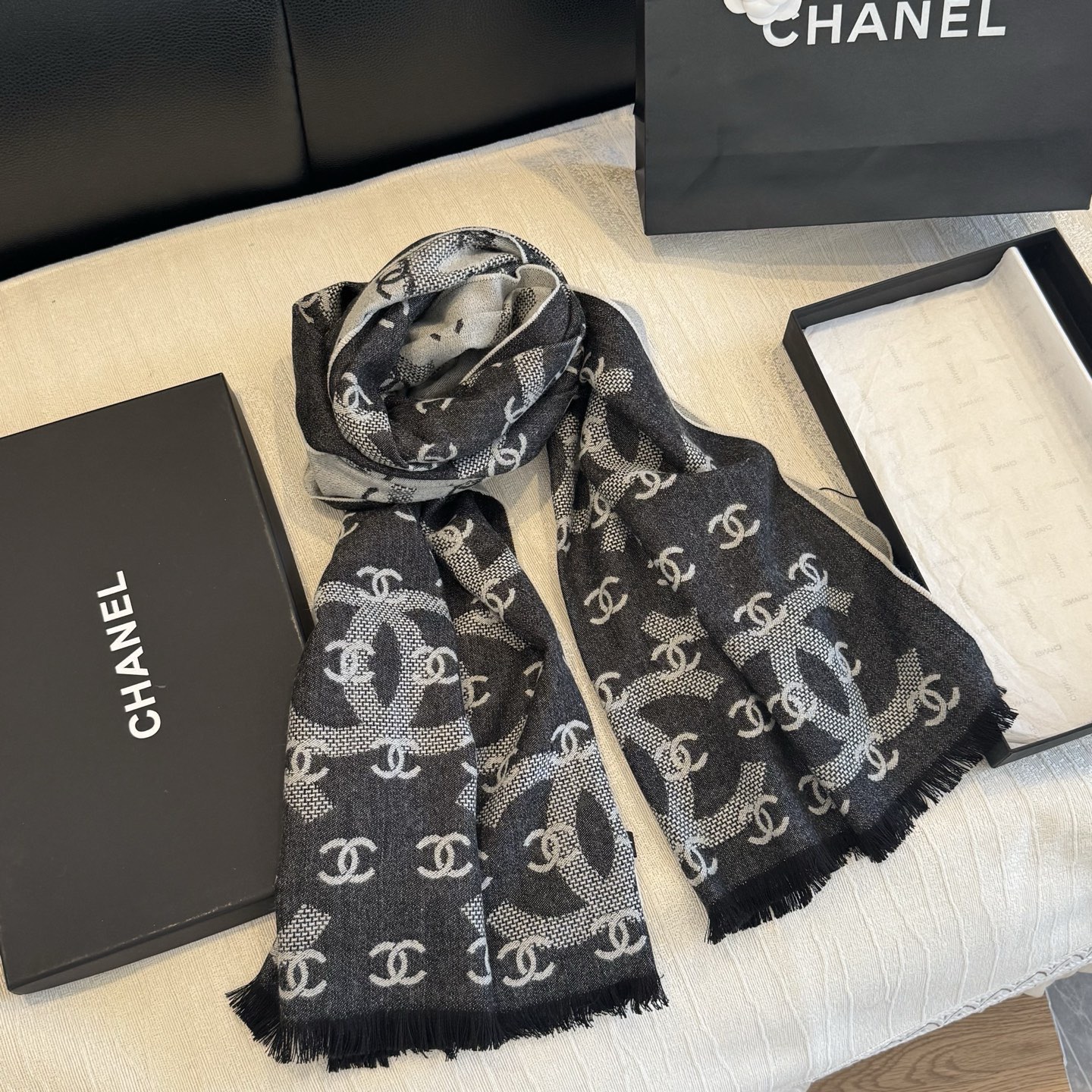 最新款Chanel香香2026新款围巾披肩 双C双面围巾披肩 双面设计 黑灰两色可切换 尺寸：200cm x 70cm 
