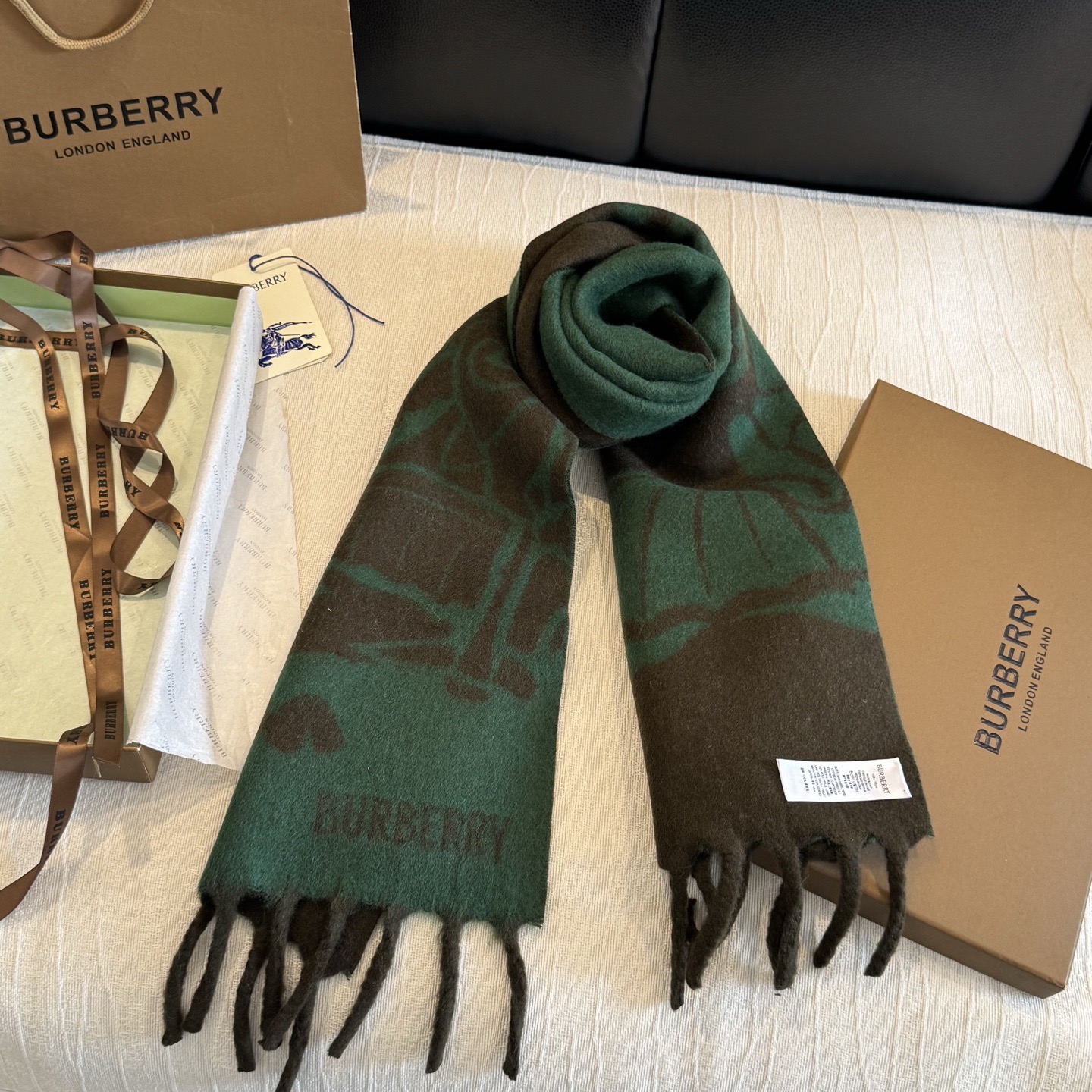 Burberry马头围巾，今年的新款真的是太洋气了，双面好佩戴！ 双面马头提花羊绒围巾，绝对是今年秋冬一匹黑马，比去年的