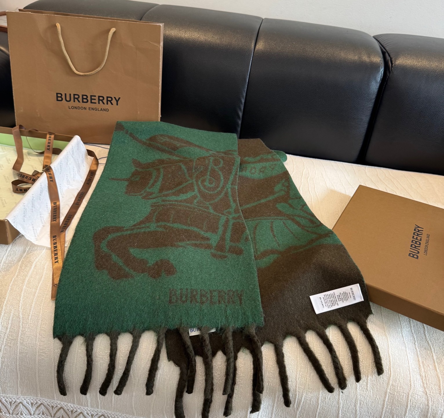Burberry马头围巾，今年的新款真的是太洋气了，双面好佩戴！ 双面马头提花羊绒围巾，绝对是今年秋冬一匹黑马，比去年的