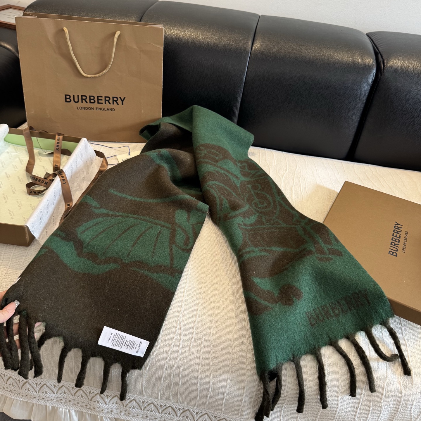 Burberry马头围巾，今年的新款真的是太洋气了，双面好佩戴！ 双面马头提花羊绒围巾，绝对是今年秋冬一匹黑马，比去年的