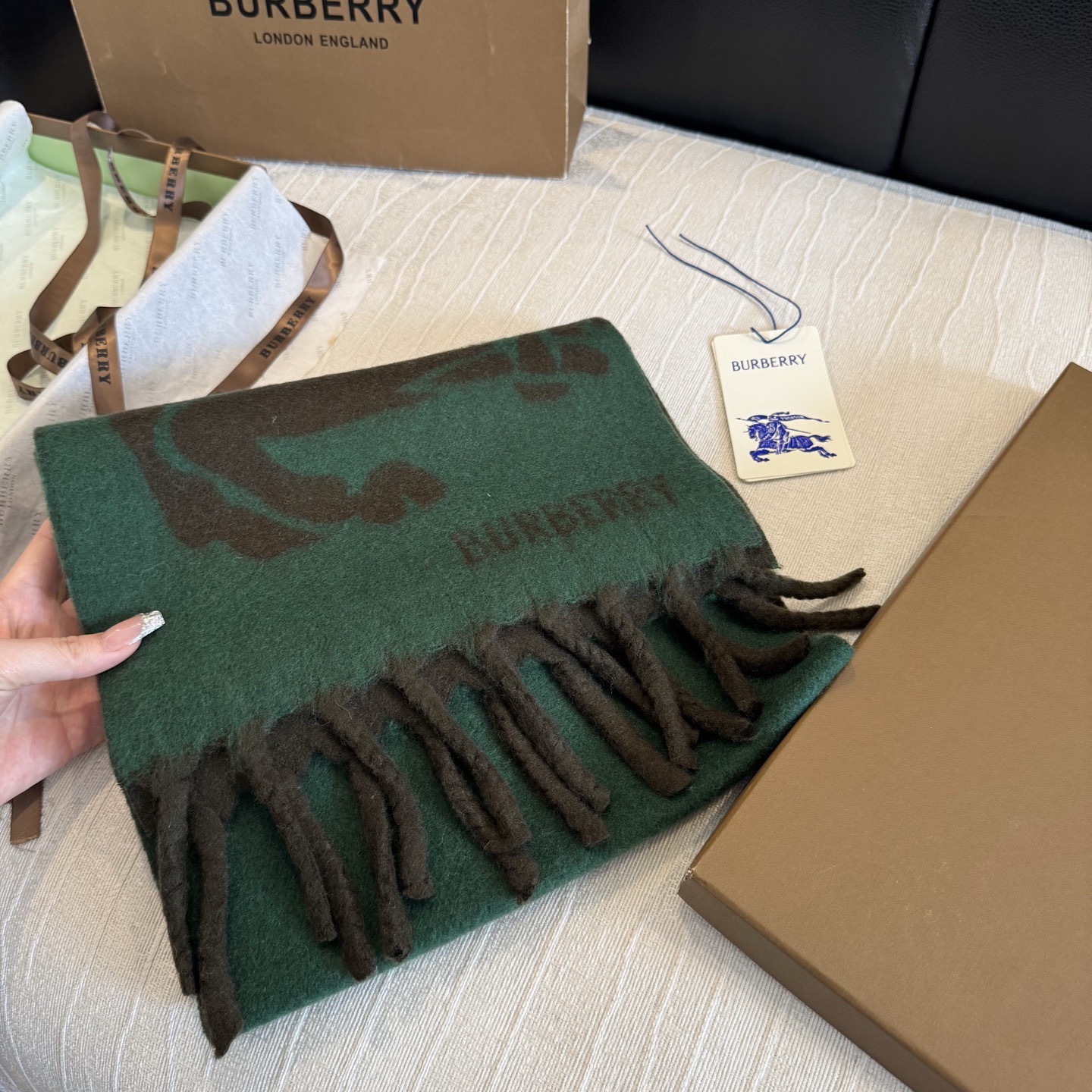 Burberry马头围巾，今年的新款真的是太洋气了，双面好佩戴！ 双面马头提花羊绒围巾，绝对是今年秋冬一匹黑马，比去年的