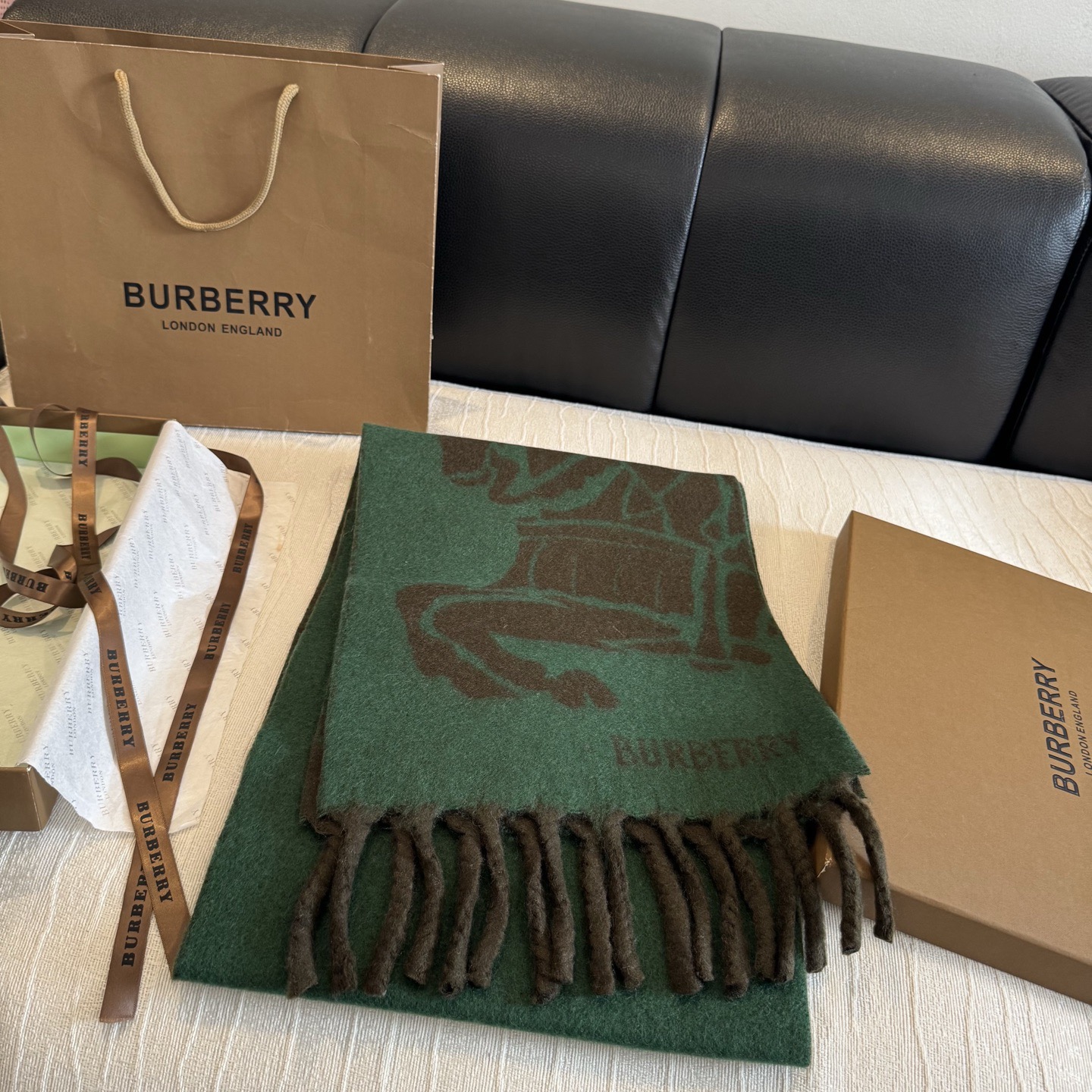 Burberry马头围巾，今年的新款真的是太洋气了，双面好佩戴！ 双面马头提花羊绒围巾，绝对是今年秋冬一匹黑马，比去年的