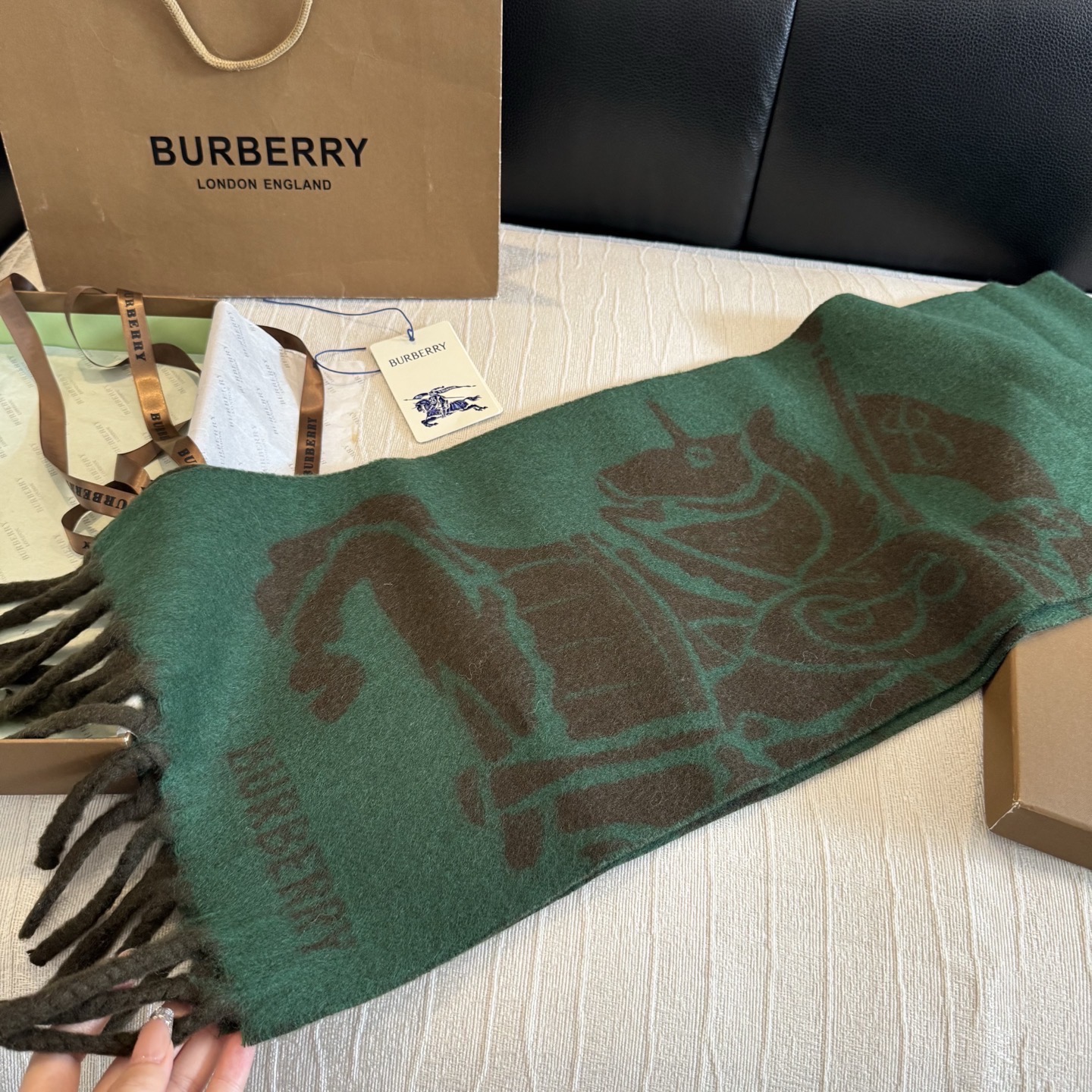 Burberry马头围巾，今年的新款真的是太洋气了，双面好佩戴！ 双面马头提花羊绒围巾，绝对是今年秋冬一匹黑马，比去年的