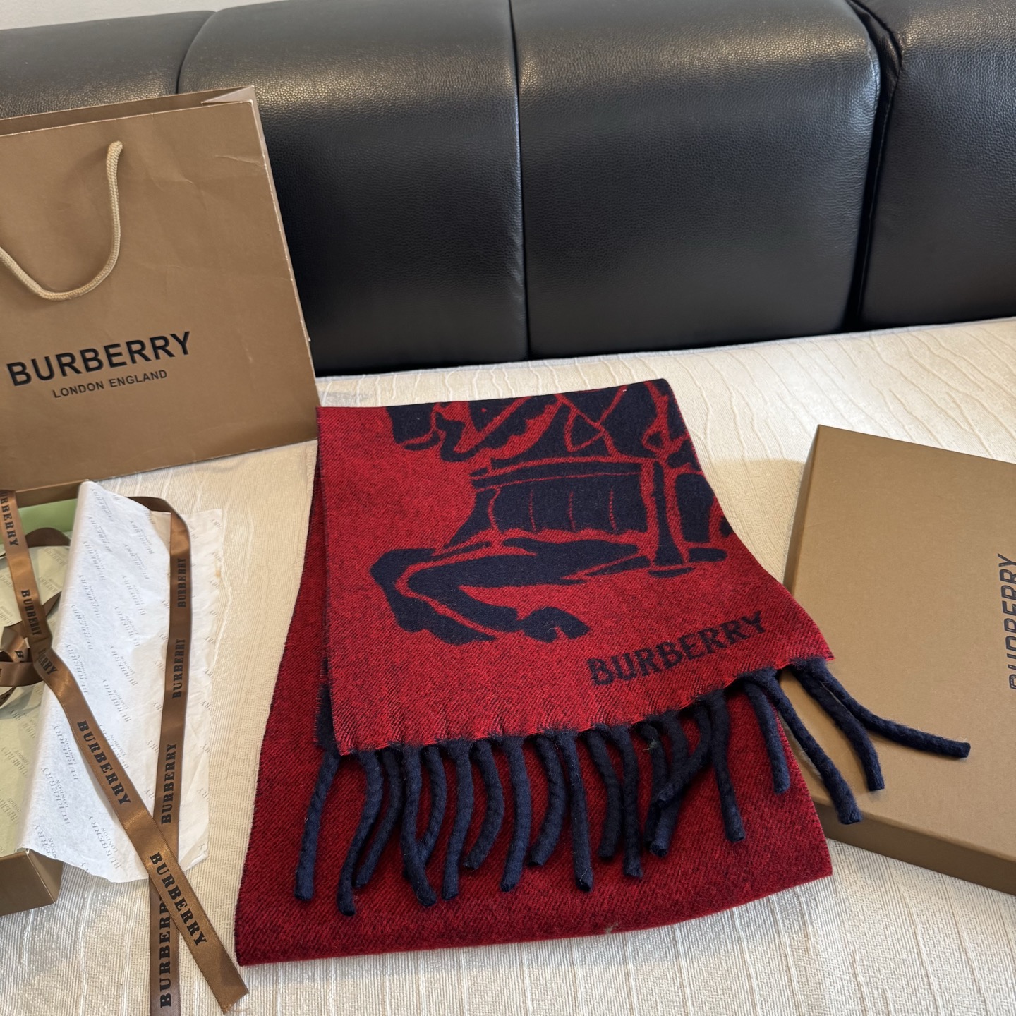 Burberry马头围巾，今年的新款真的是太洋气了，双面好佩戴！ 双面马头提花羊绒围巾，绝对是今年秋冬一匹黑马，比去年的
