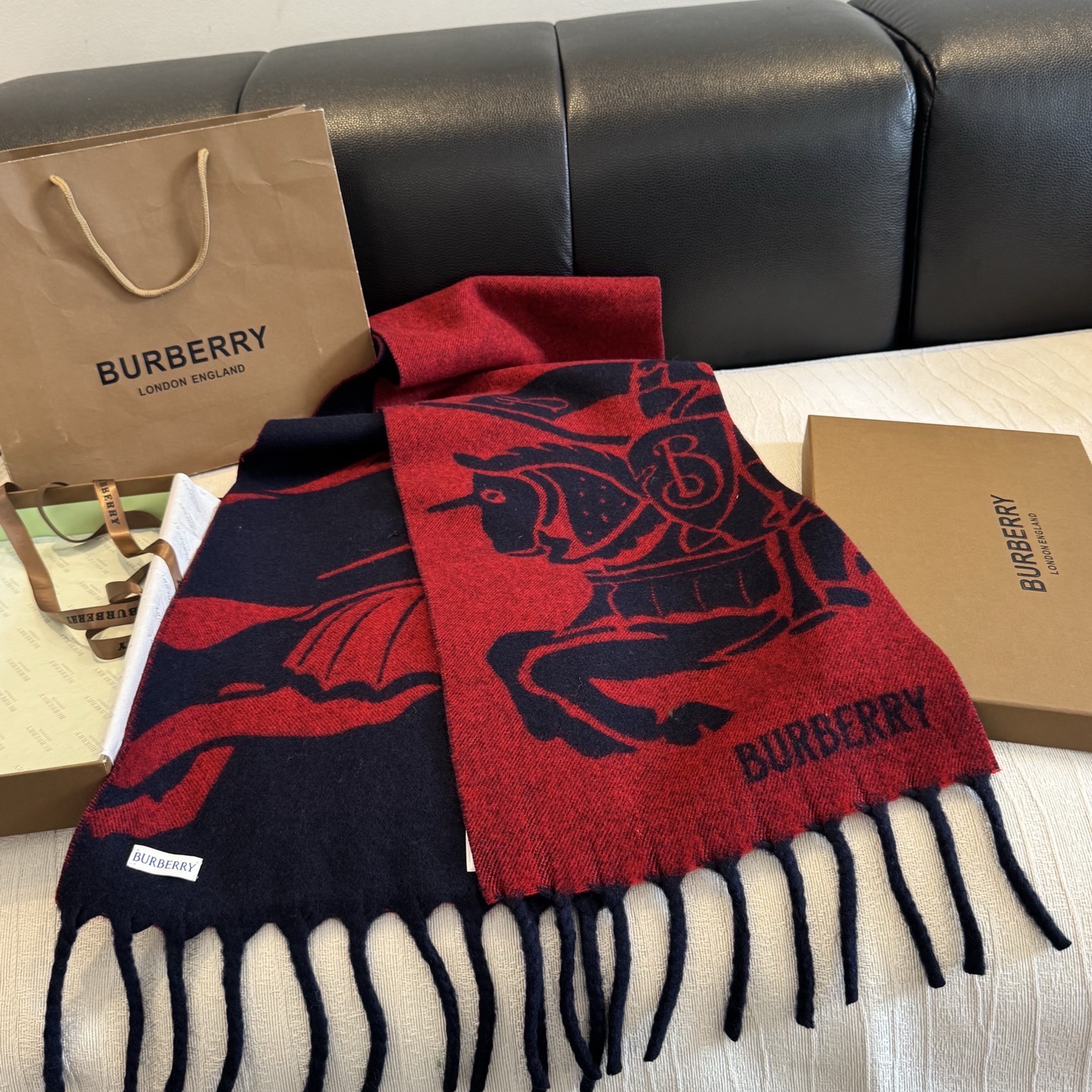 Burberry马头围巾，今年的新款真的是太洋气了，双面好佩戴！ 双面马头提花羊绒围巾，绝对是今年秋冬一匹黑马，比去年的