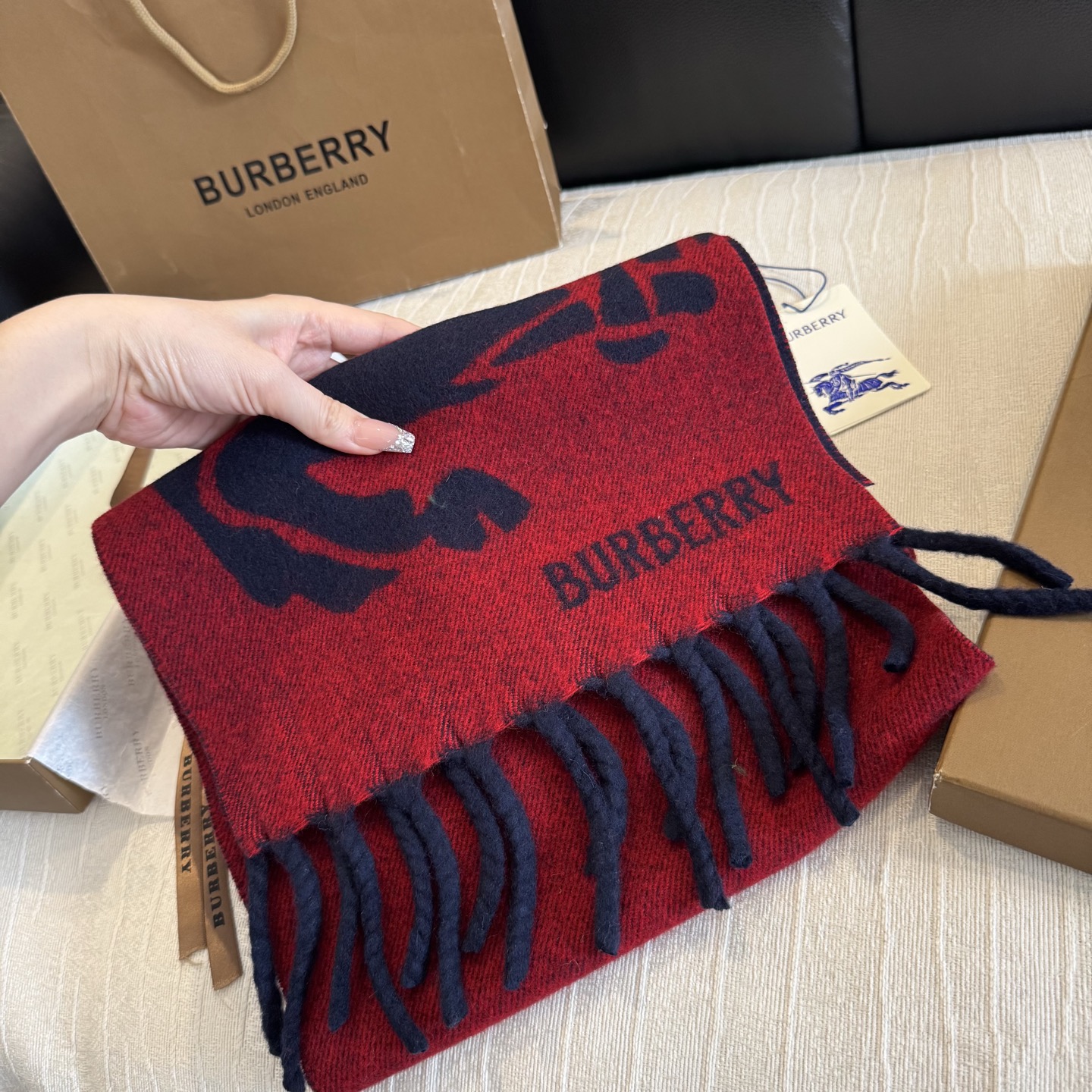 Burberry马头围巾，今年的新款真的是太洋气了，双面好佩戴！ 双面马头提花羊绒围巾，绝对是今年秋冬一匹黑马，比去年的