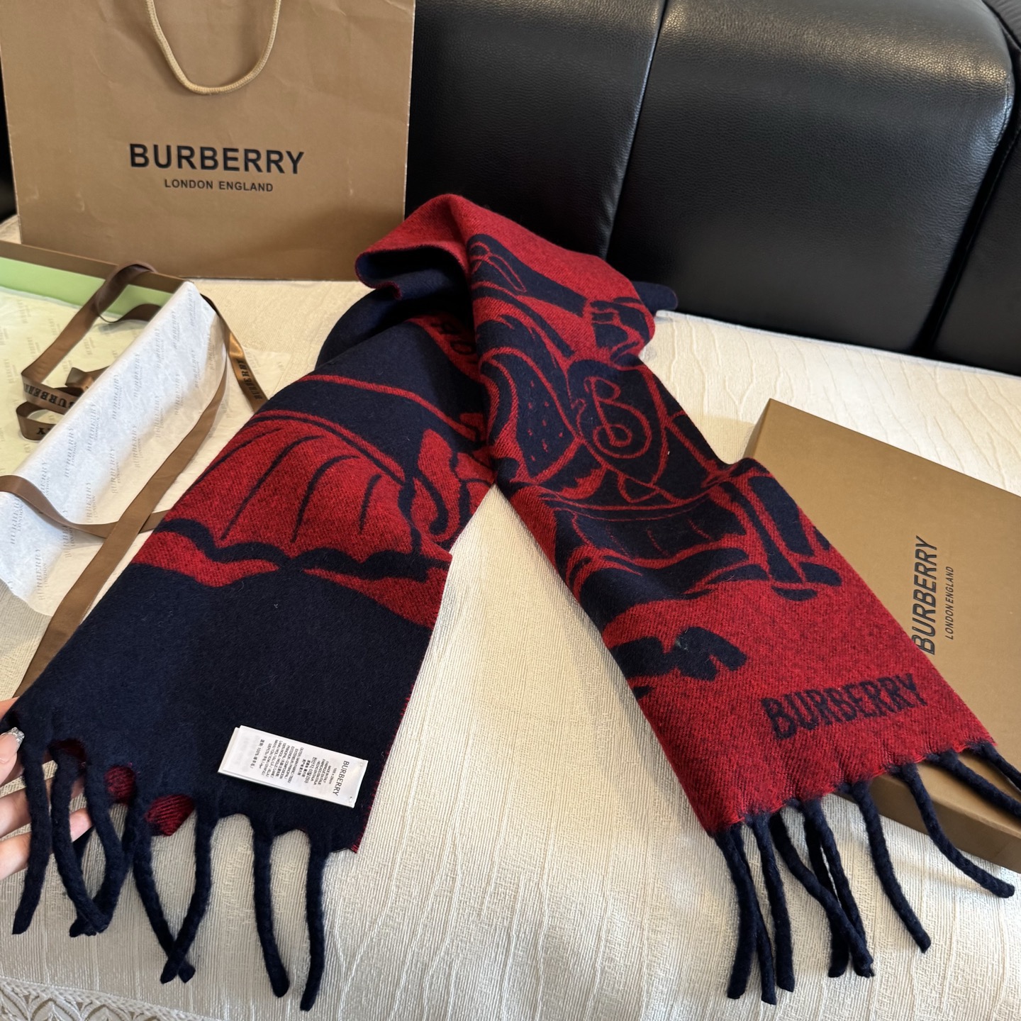 Burberry马头围巾，今年的新款真的是太洋气了，双面好佩戴！ 双面马头提花羊绒围巾，绝对是今年秋冬一匹黑马，比去年的