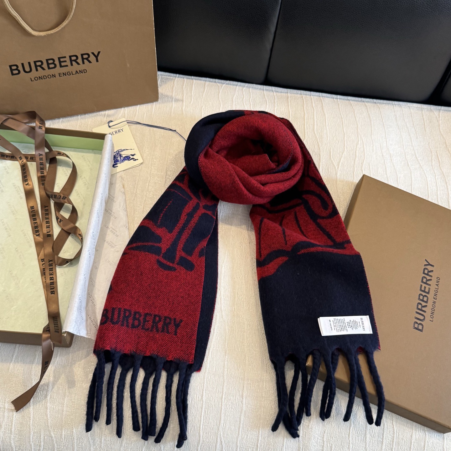 Burberry马头围巾，今年的新款真的是太洋气了，双面好佩戴！ 双面马头提花羊绒围巾，绝对是今年秋冬一匹黑马，比去年的