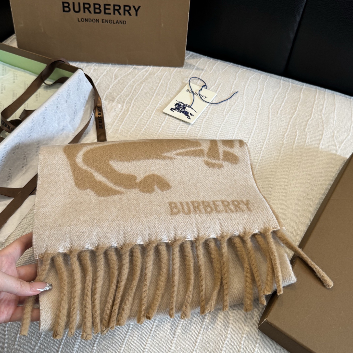 Burberry马头围巾，今年的新款真的是太洋气了，双面好佩戴！ 双面马头提花羊绒围巾，绝对是今年秋冬一匹黑马，比去年的
