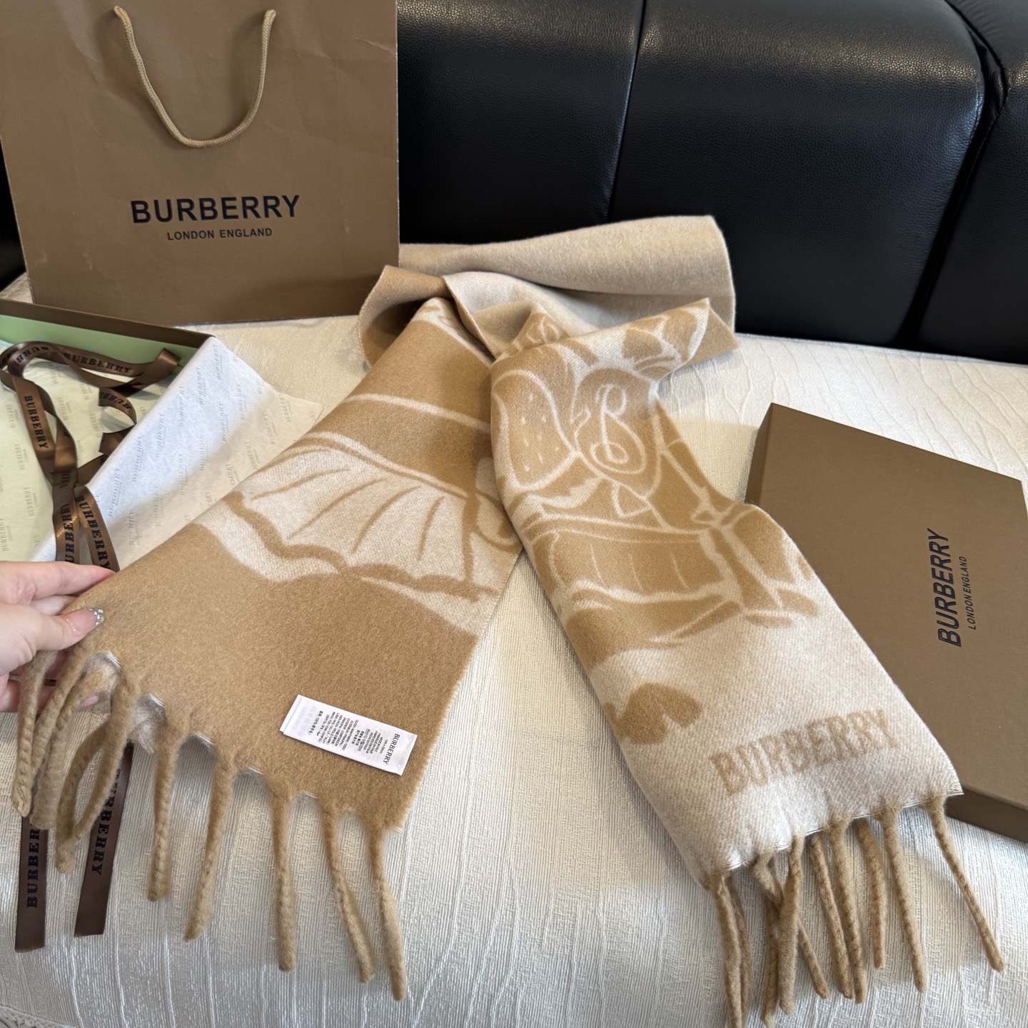 Burberry马头围巾，今年的新款真的是太洋气了，双面好佩戴！ 双面马头提花羊绒围巾，绝对是今年秋冬一匹黑马，比去年的