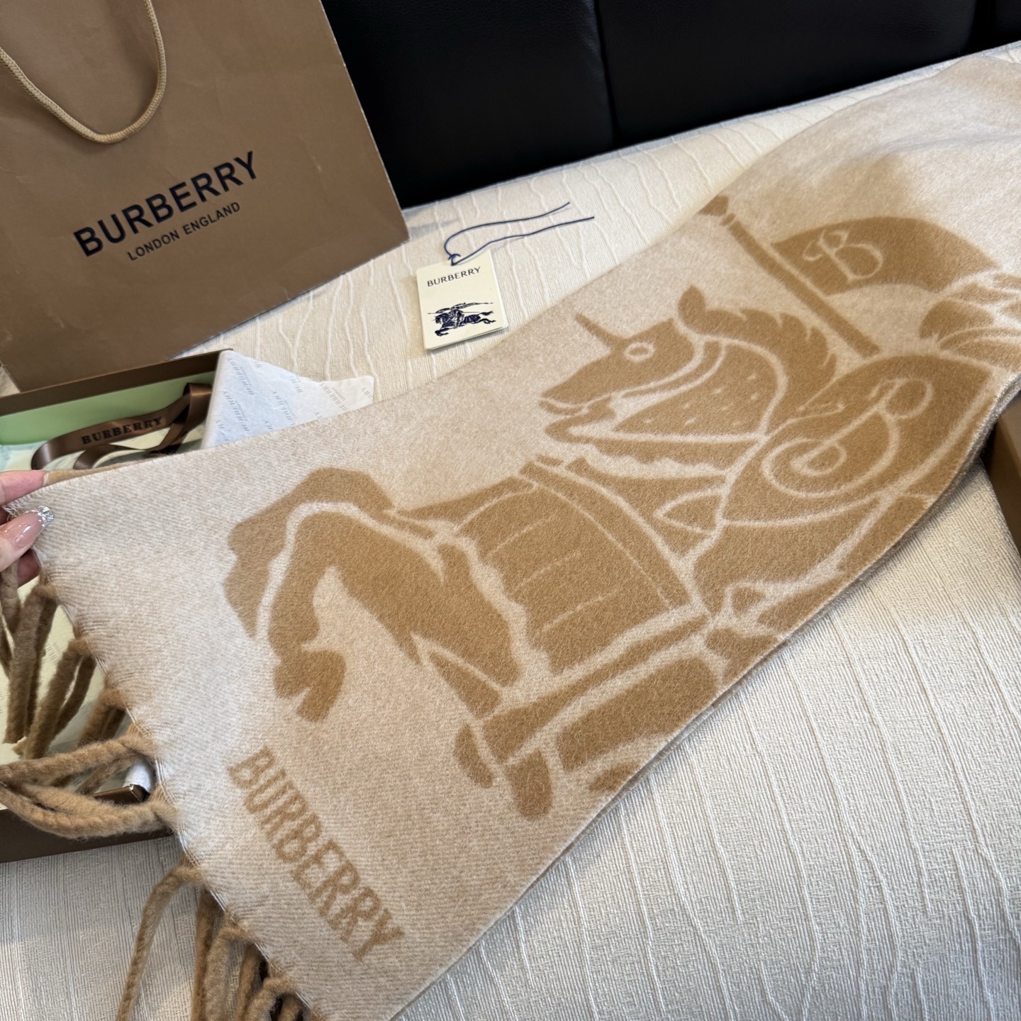 Burberry马头围巾，今年的新款真的是太洋气了，双面好佩戴！ 双面马头提花羊绒围巾，绝对是今年秋冬一匹黑马，比去年的