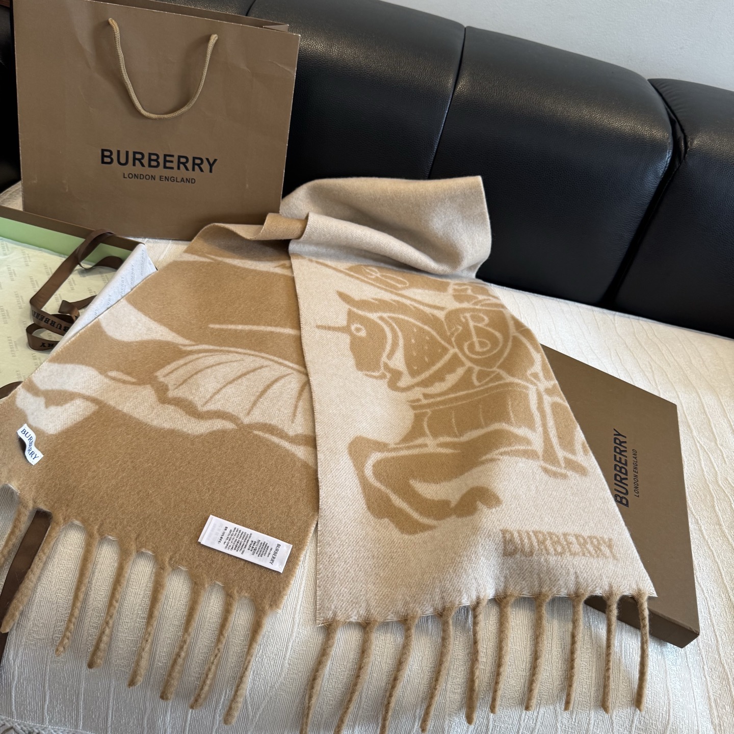 Burberry马头围巾，今年的新款真的是太洋气了，双面好佩戴！ 双面马头提花羊绒围巾，绝对是今年秋冬一匹黑马，比去年的