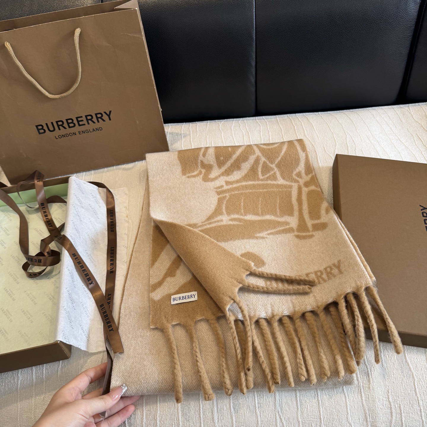 Burberry马头围巾，今年的新款真的是太洋气了，双面好佩戴！ 双面马头提花羊绒围巾，绝对是今年秋冬一匹黑马，比去年的