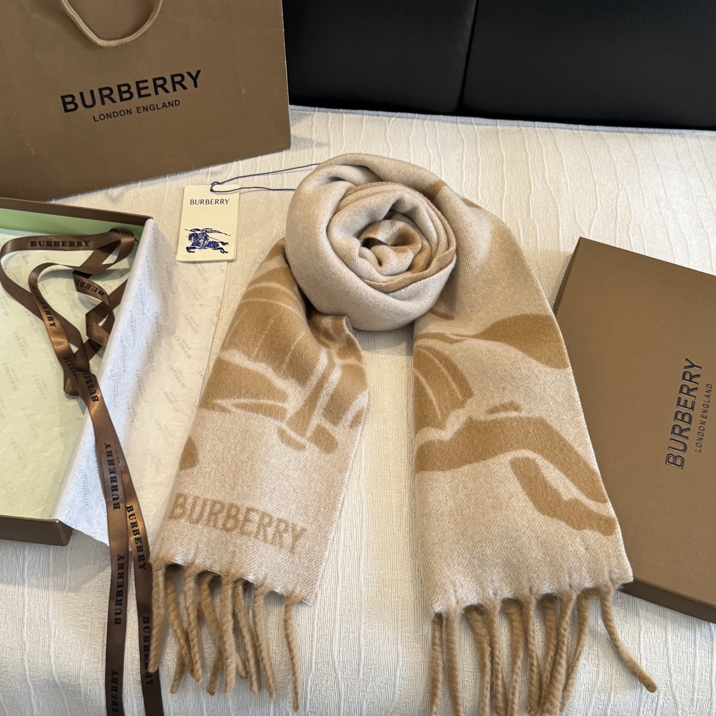 Burberry马头围巾，今年的新款真的是太洋气了，双面好佩戴！ 双面马头提花羊绒围巾，绝对是今年秋冬一匹黑马，比去年的